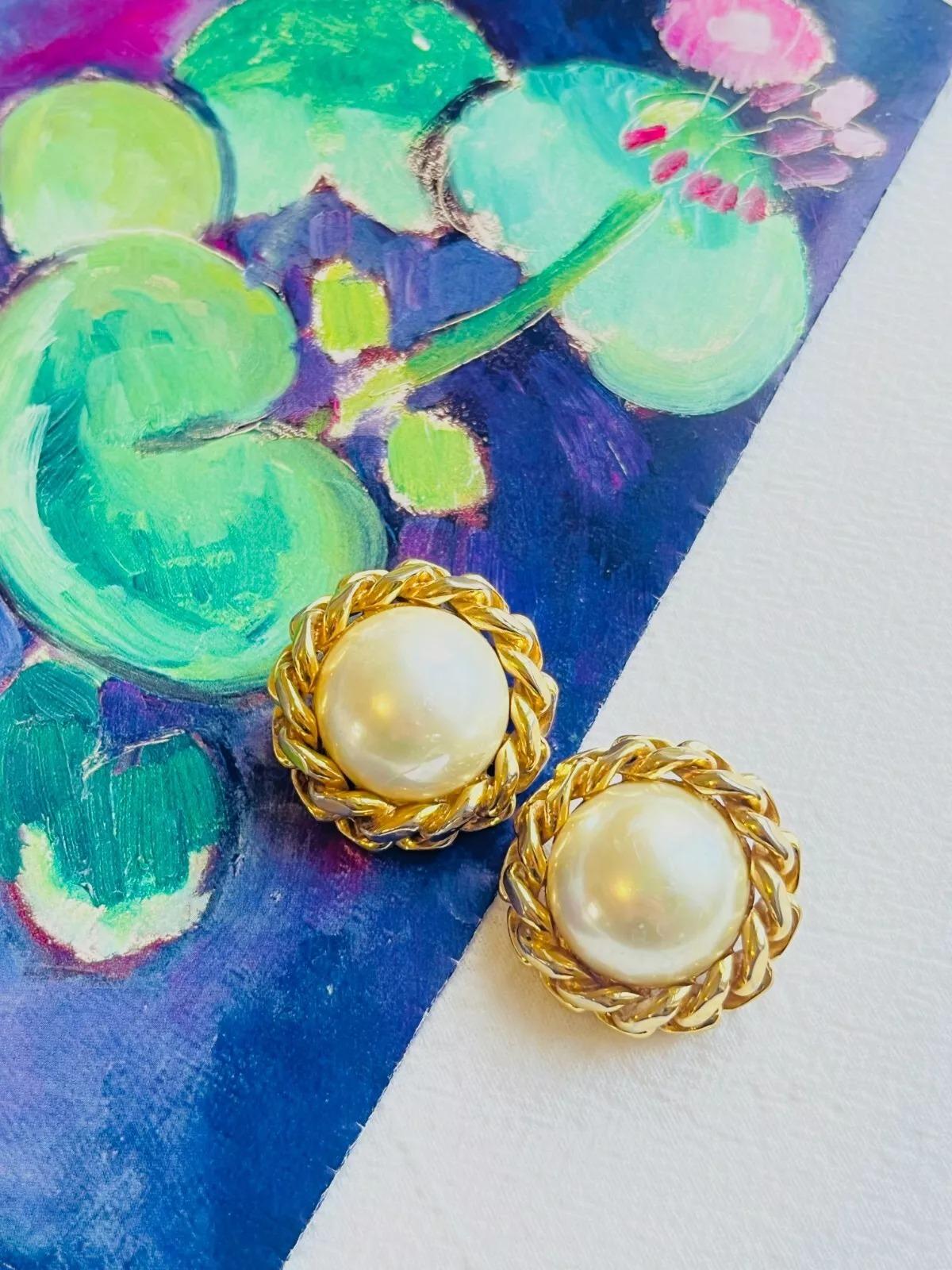 Christian Dior Vintage 1970s Extra Large Round White Pearl Interlocked Earrings im Zustand „Gut“ im Angebot in Wokingham, England