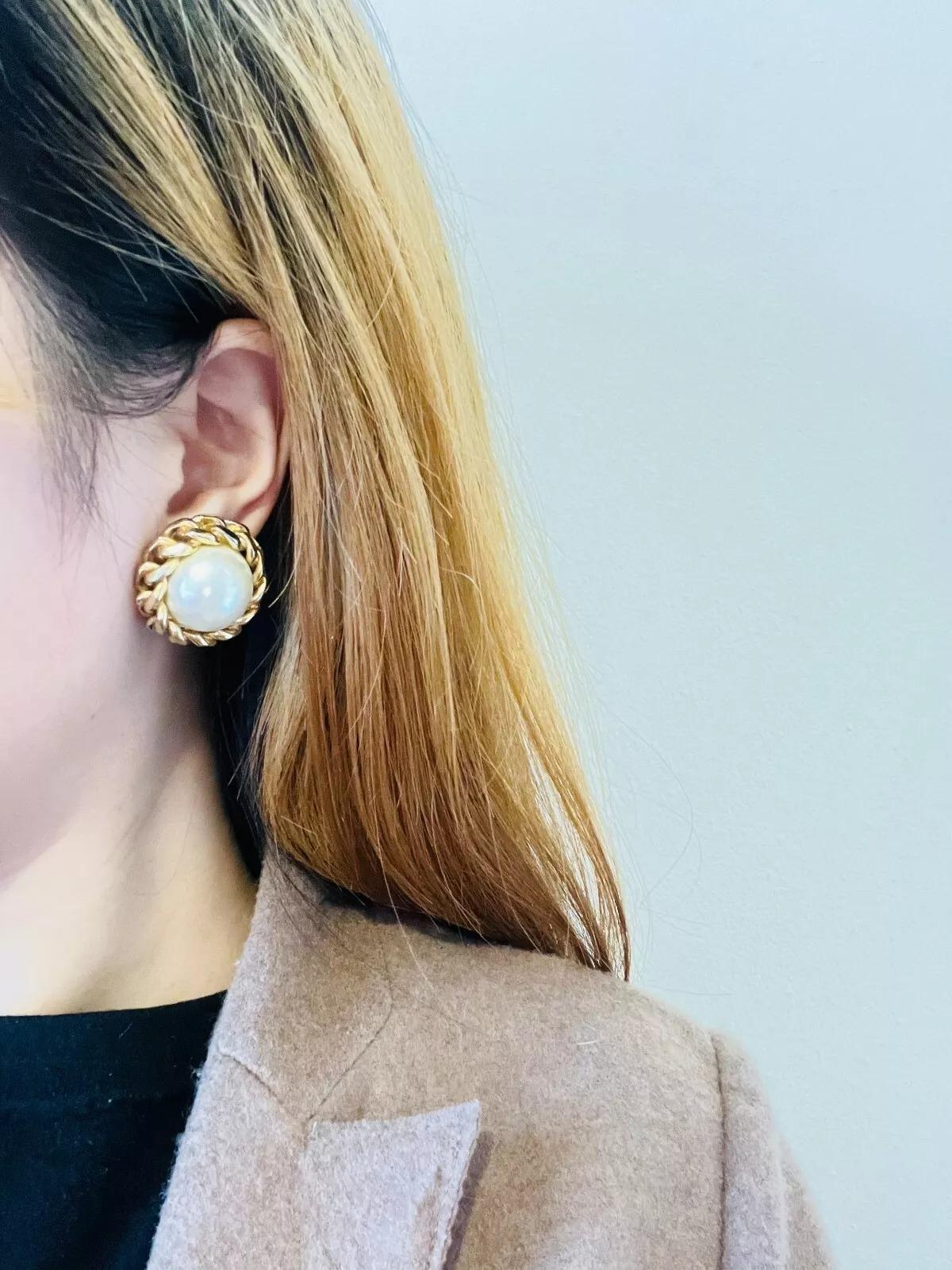 Christian Dior Vintage 1970s Extra Large Round White Pearl Interlocked Earrings im Angebot 1