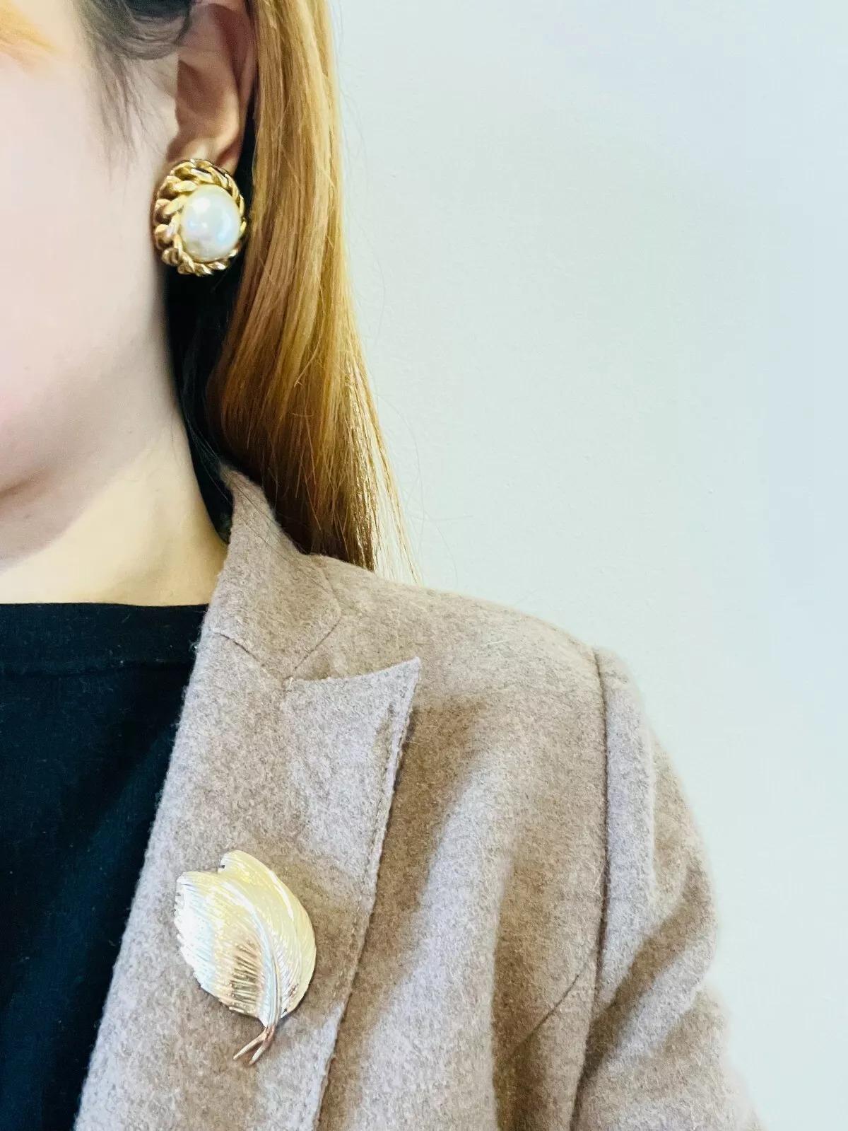 Christian Dior Vintage 1970s Extra Large Round White Pearl Interlocked Earrings im Angebot 2