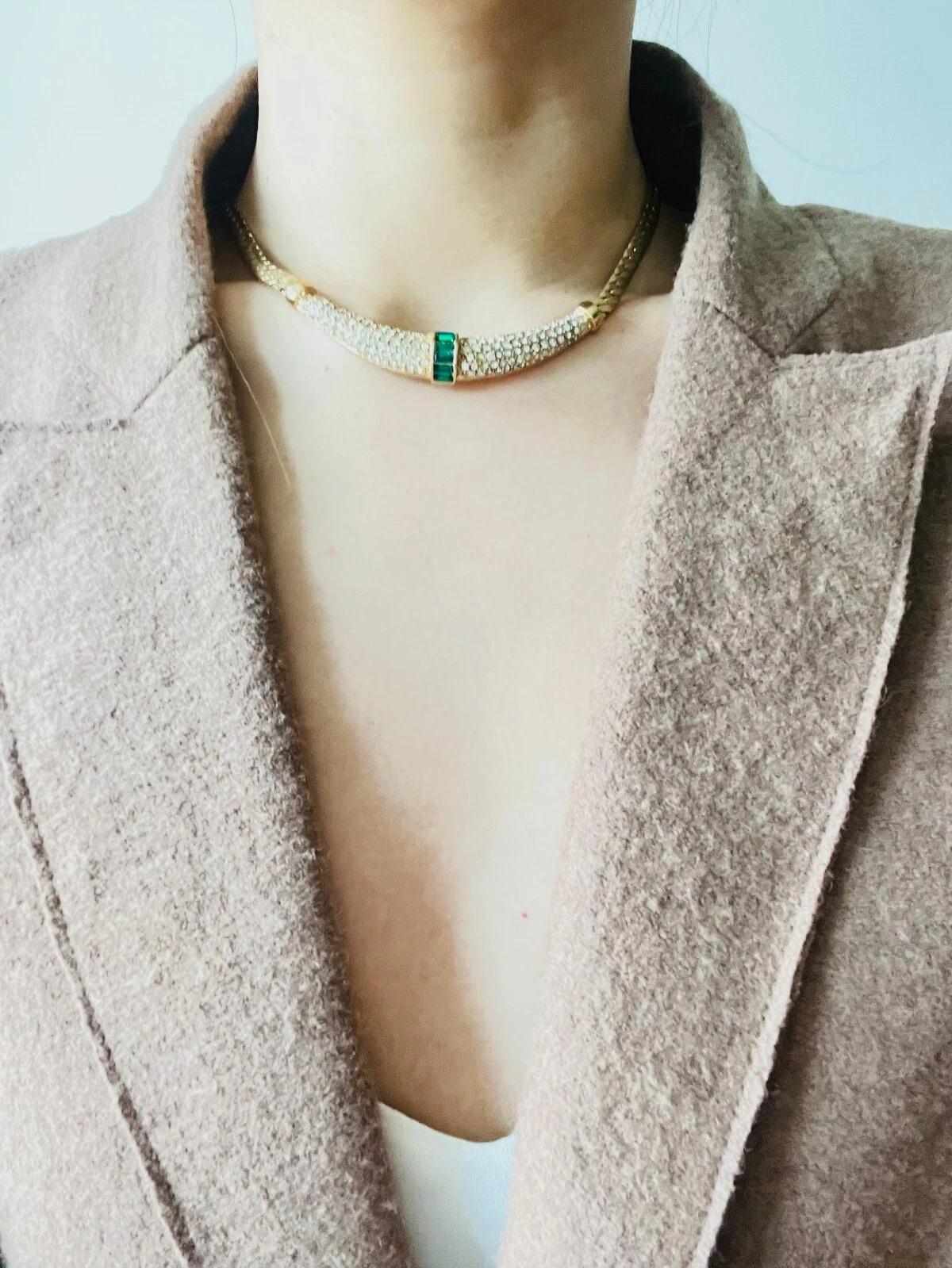 da uomo o donna Christian Dior Vintage 1970 Gripoix Smeraldo Luna Cristalli Mezzaluna Collana a mezzaluna in vendita