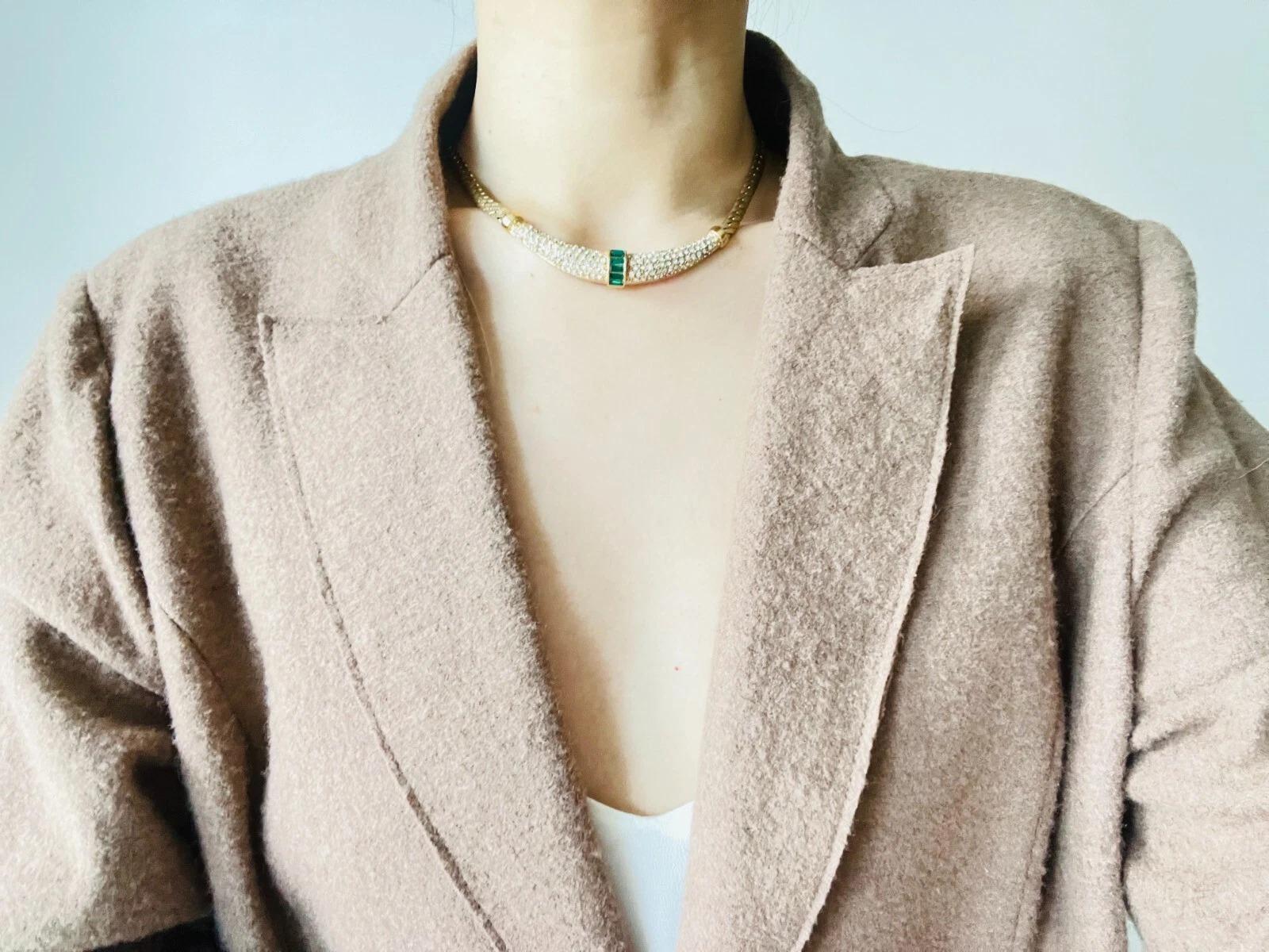 Christian Dior Vintage 1970 Gripoix Smeraldo Luna Cristalli Mezzaluna Collana a mezzaluna in vendita 1