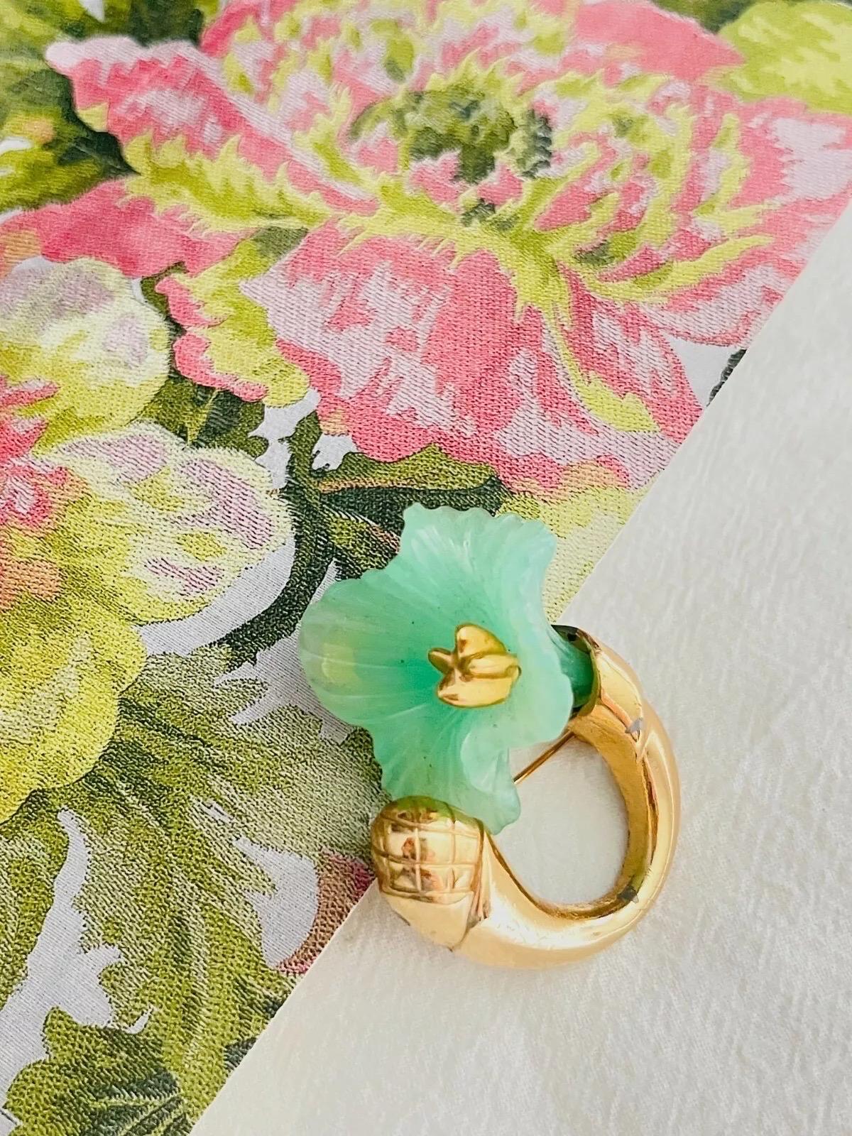 Christian Dior Vintage 1970s Jade Light Frost Green Flower Curled Stem Brooch, Gold Tone

Very good condition. Some light scratches or colour loss, barely noticeable.

Signed at the rear. Very rare to find. Very beautiful. 100% Genuine.

Material: