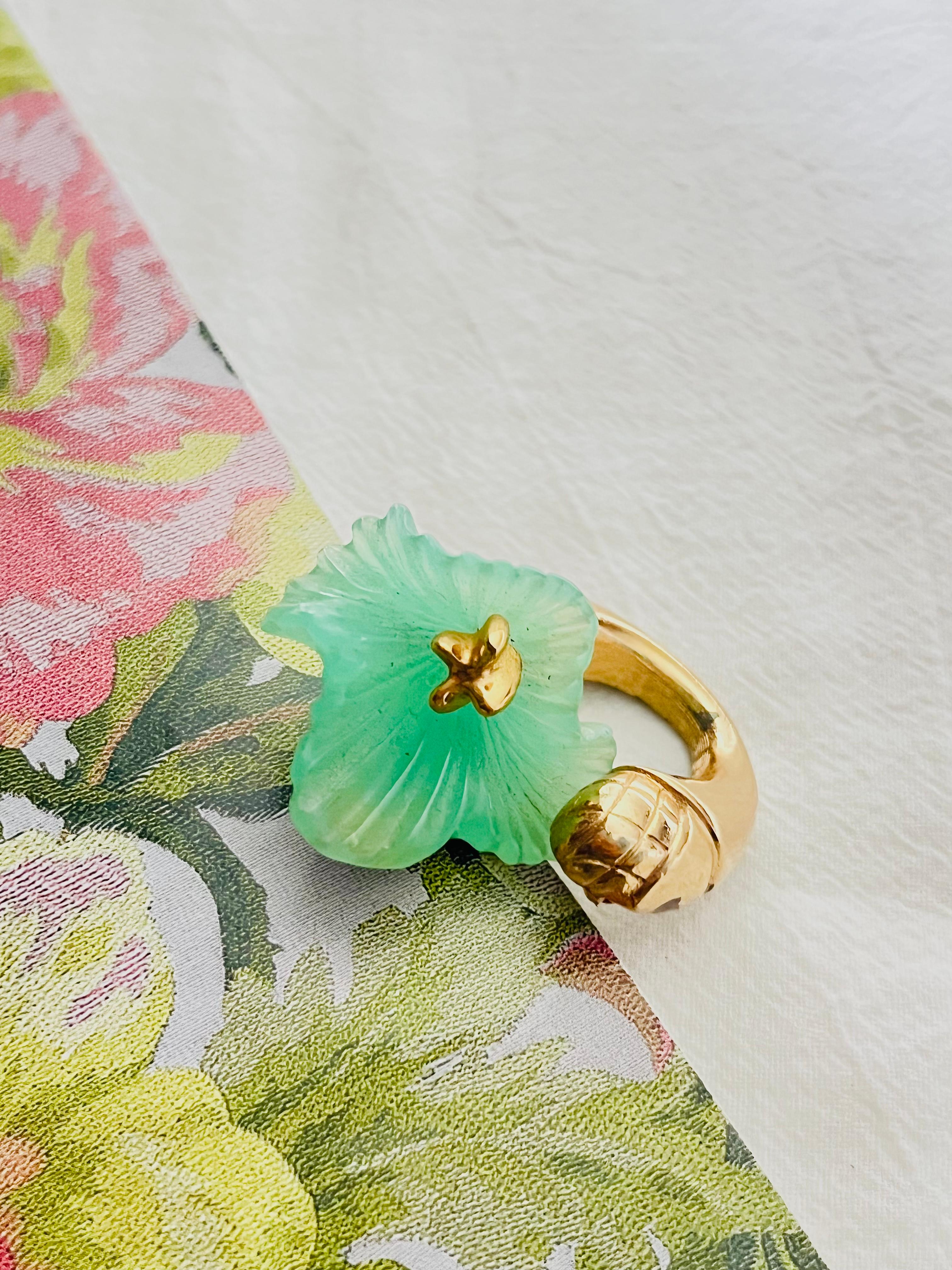 Christian Dior Vintage 1970s Jade Light Frost Green Flower Curled Stem Brooch, Gold Tone

Flower is in excellent condition. Some colour loss at stem. Still very good to wear, barely noticeable when wearing it.

Signed at the rear. Very rare to find.