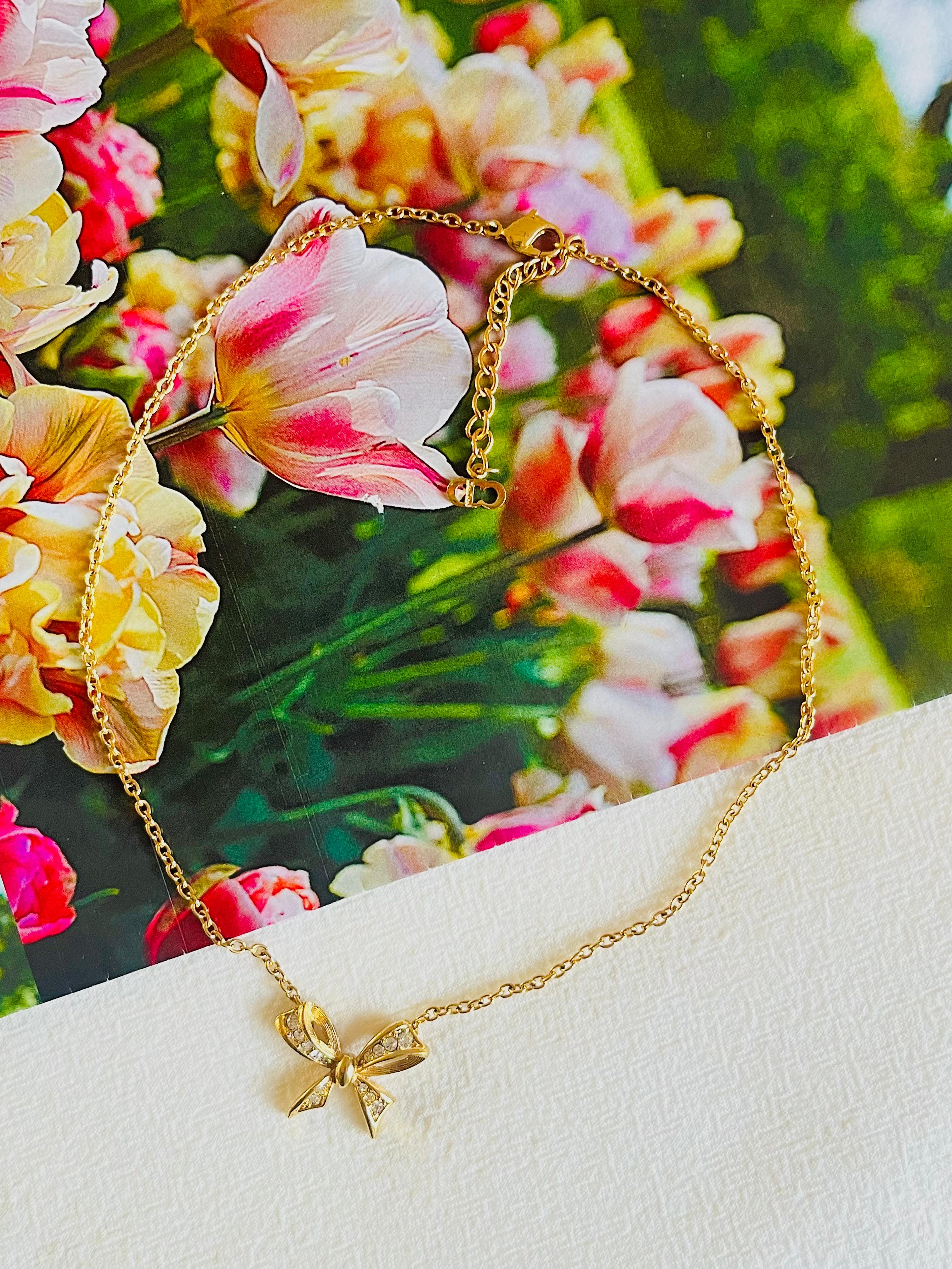 Very good condition. Very light scratches, barely noticeable.

Marked 'Chr.Dior (C) '. 100% Genuine.

It is around 50 years old. This is a very stylish and rare piece of jewellery.

Length: 36 cm. Extend chain: 6 cm. Pendant: 2.6*2.1 cm.

Weight: 9