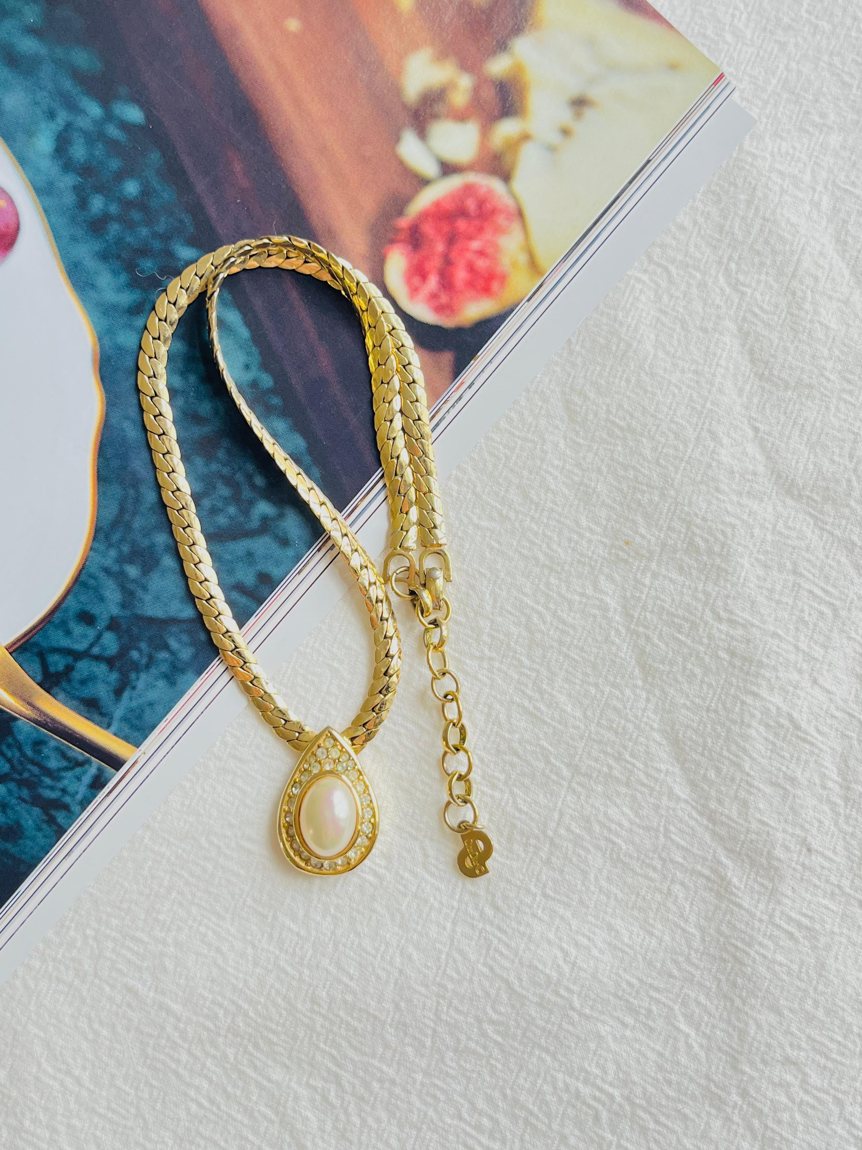 Christian Dior Vintage 1970s Large Oval Pearl Crystals Tear Water Drop Necklace, Gold Plated

Very good condition. 100% Genuine.

Light scratches, barely noticeable. Some light colour loss at back and clasp. Marked 'Chr.Dior (C) '.

It is around 50