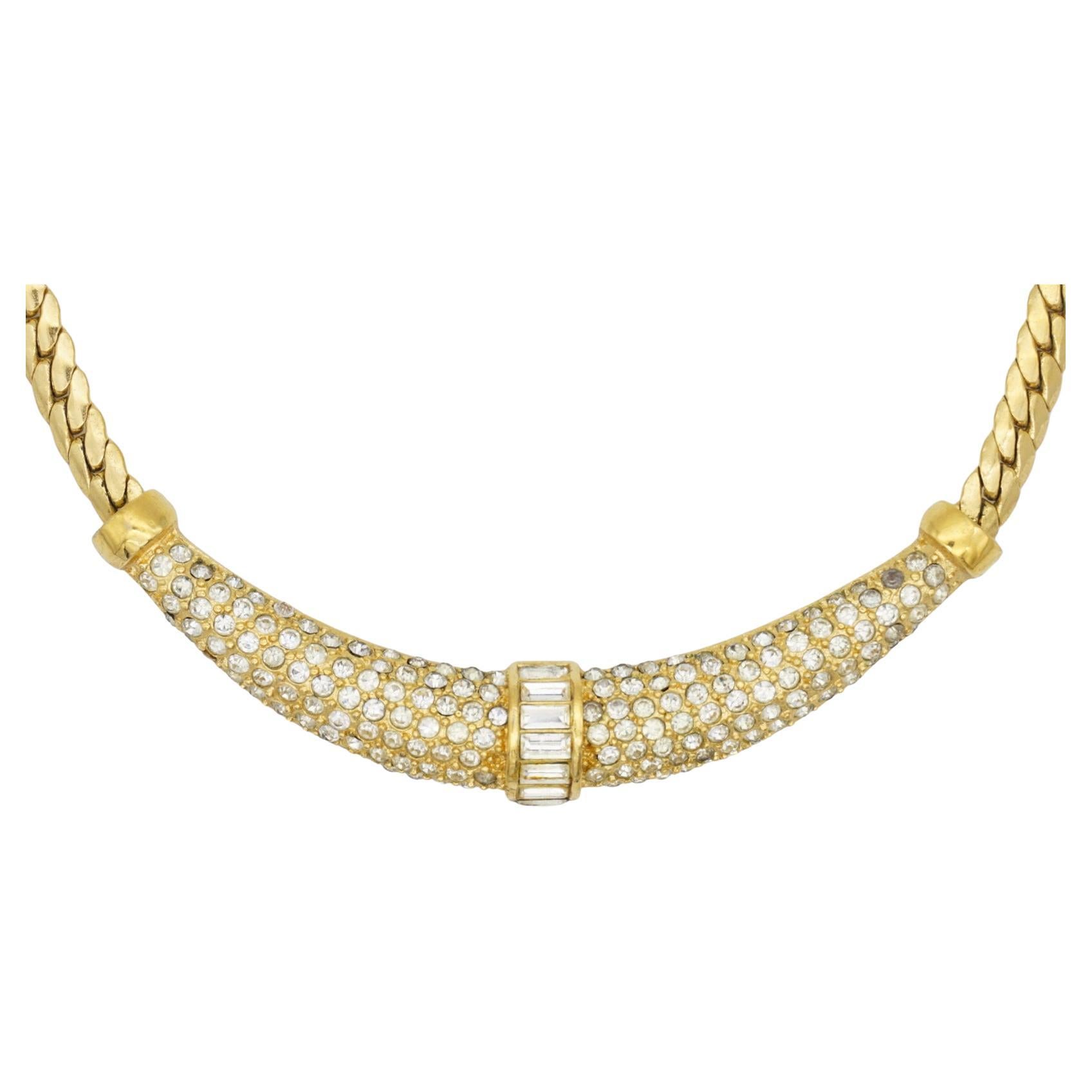 Christian Dior Vintage 1970, ciondolo a mezzaluna con cristalli scintillanti, elegante collana modernista, tonalità oro

Ottime condizioni. 100% autentico. Non c'è alcuna perdita di colore, ma solo una pietra è scura, appena percettibile. Marcato