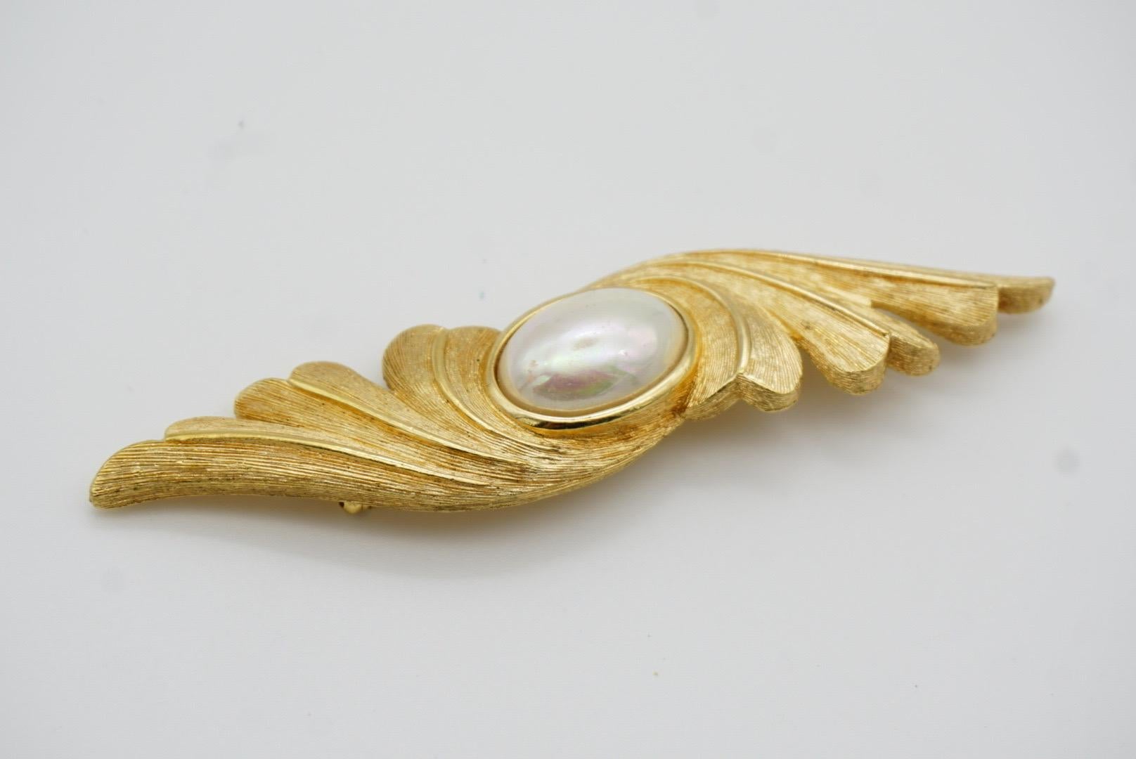 Christian Dior Vintage 1970s Oval Pearl Symmetric Feather Leaf Wing Gold Brooch For Sale 7