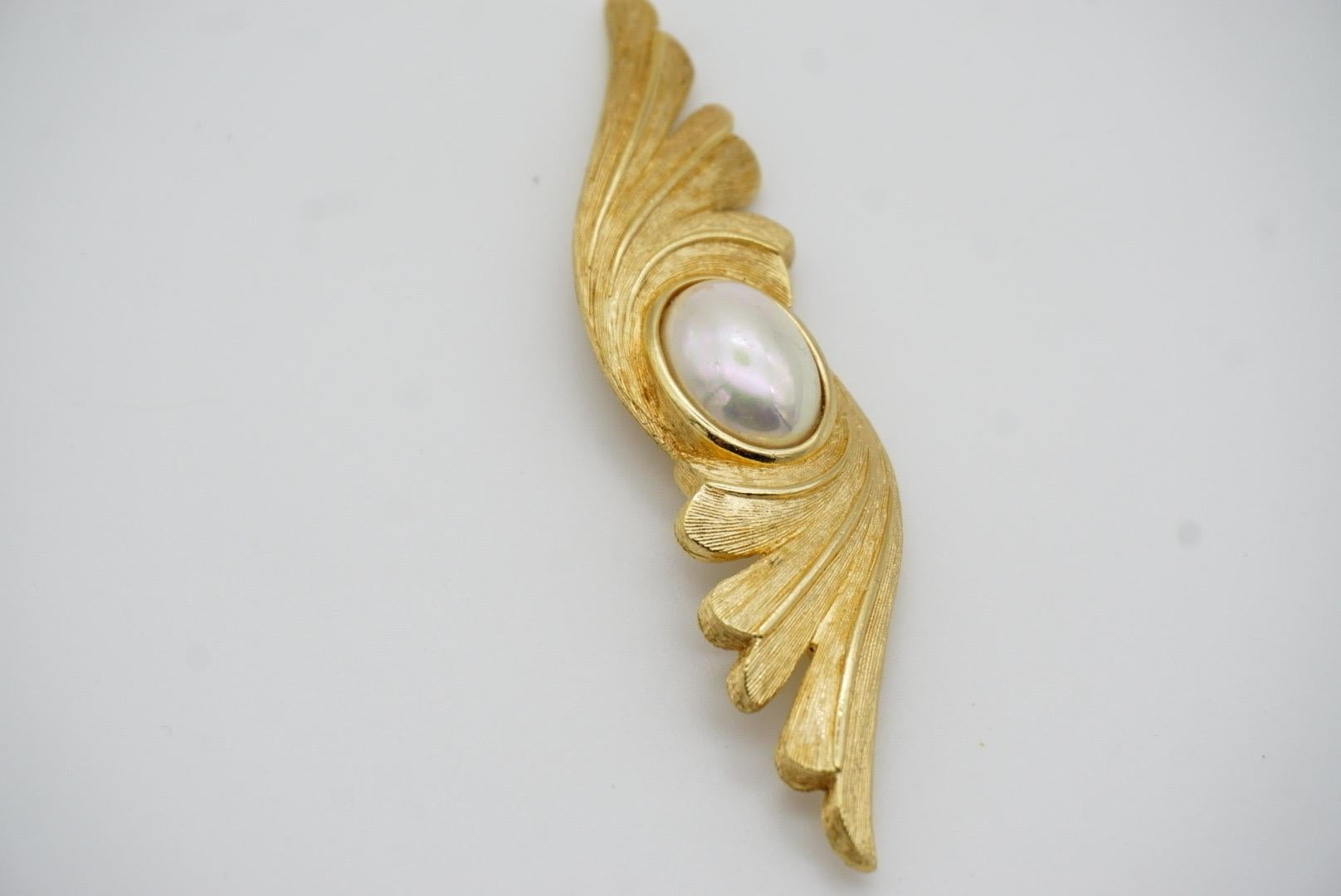Christian Dior Vintage 1970s Oval Pearl Symmetric Feather Leaf Wing Gold Brooch For Sale 8