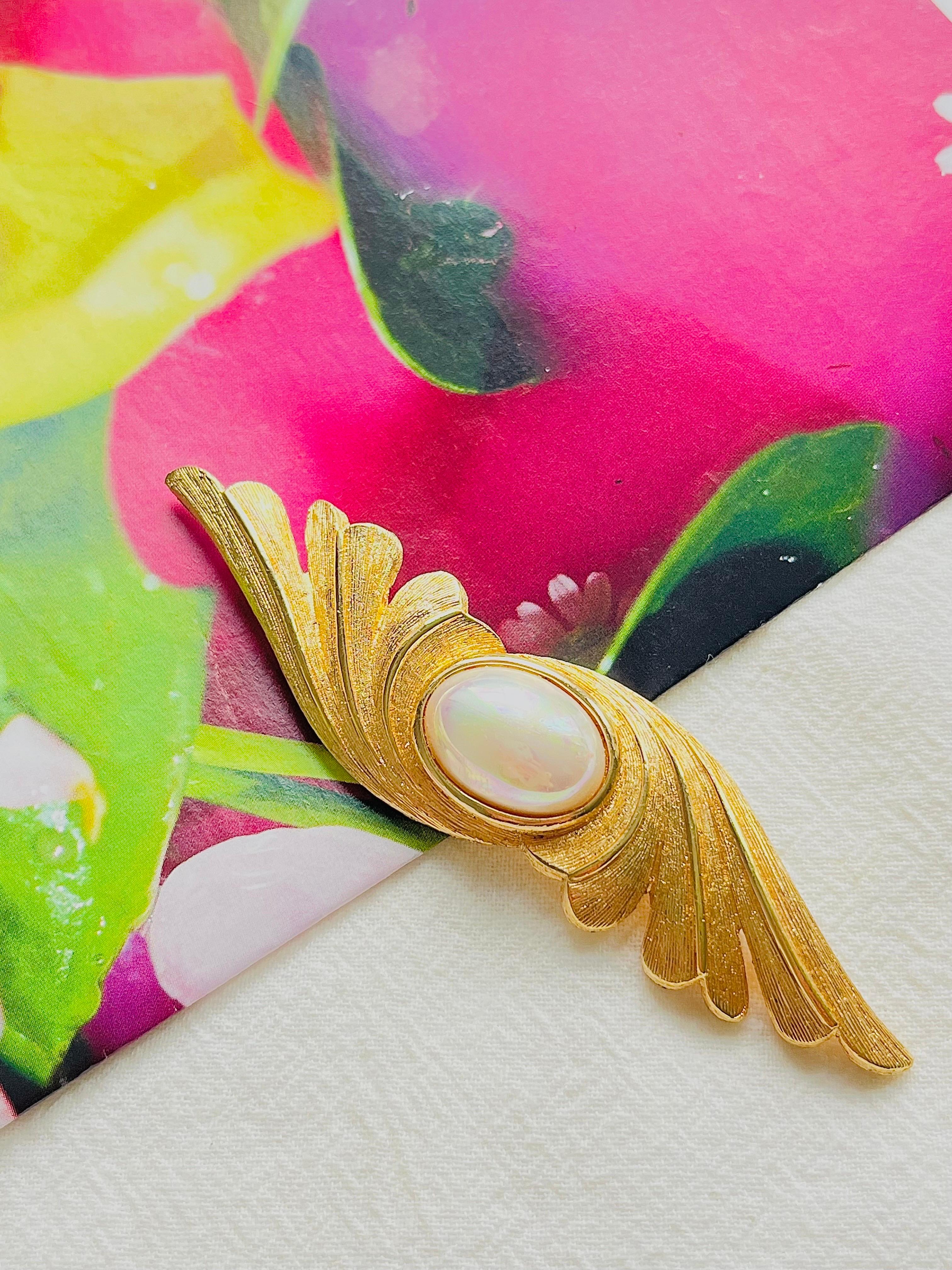 Christian Dior Vintage 1970s Oval Pearl Symmetric Feather Leaf Wing Brooch, Gold Tone

Very good condition. Light scratches or colour loss, barely noticeable. Signed at back.

A unique piece. Safety-catch pin closure.  100% genuine. Rare to