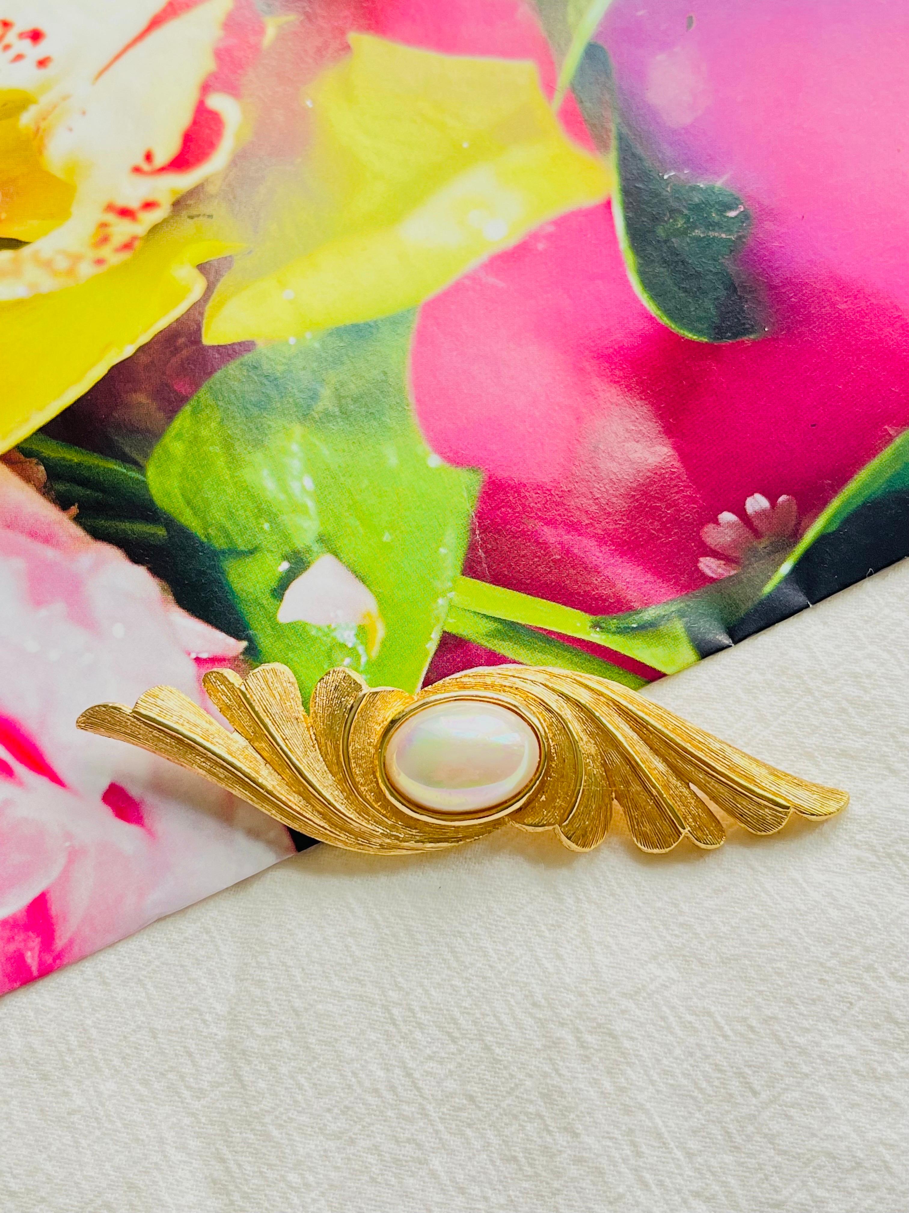Art Deco Christian Dior Vintage 1970s Oval Pearl Symmetric Feather Leaf Wing Gold Brooch For Sale