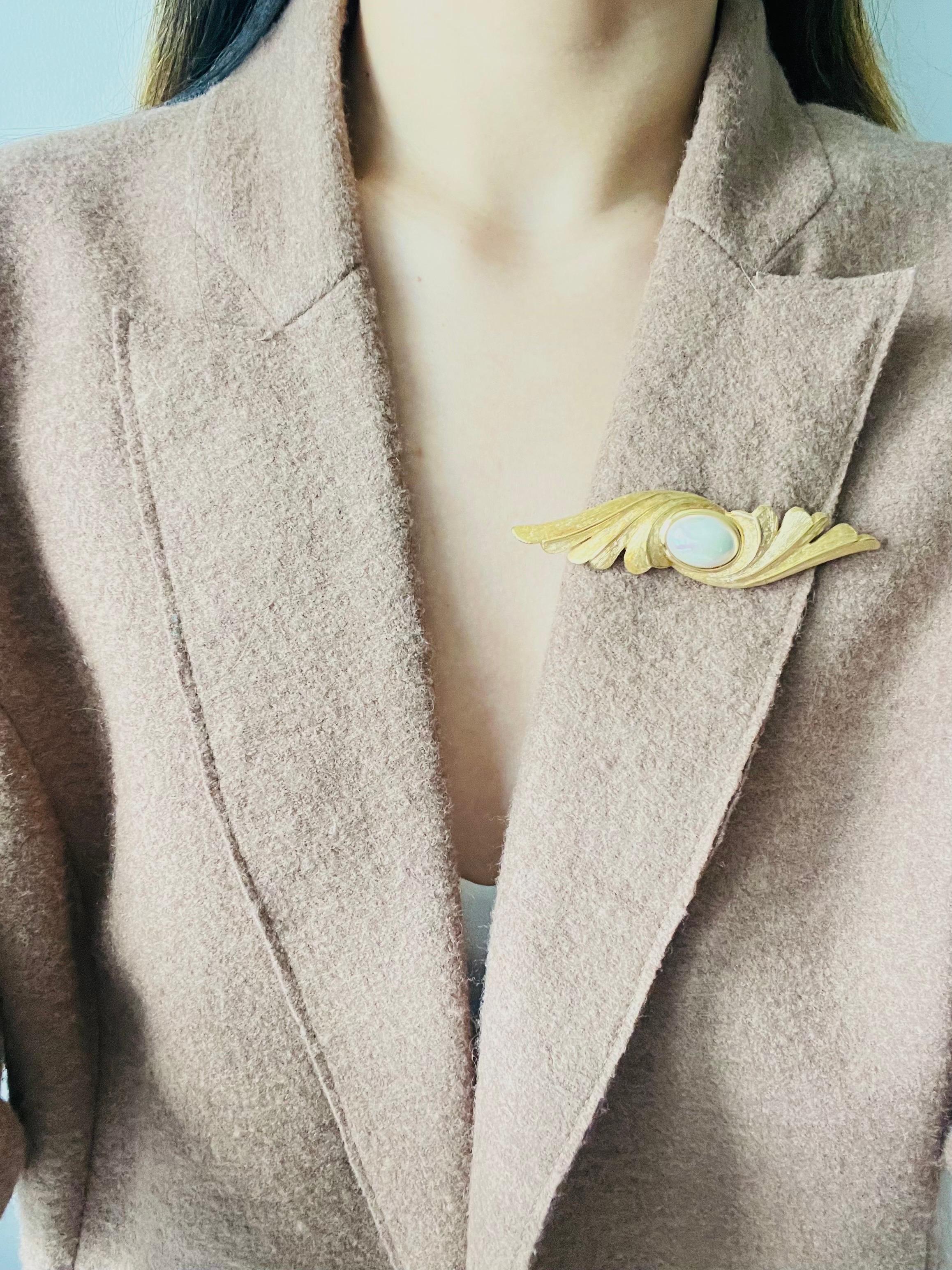 Christian Dior Vintage 1970s Oval Pearl Symmetric Feather Leaf Wing Gold Brooch For Sale 1