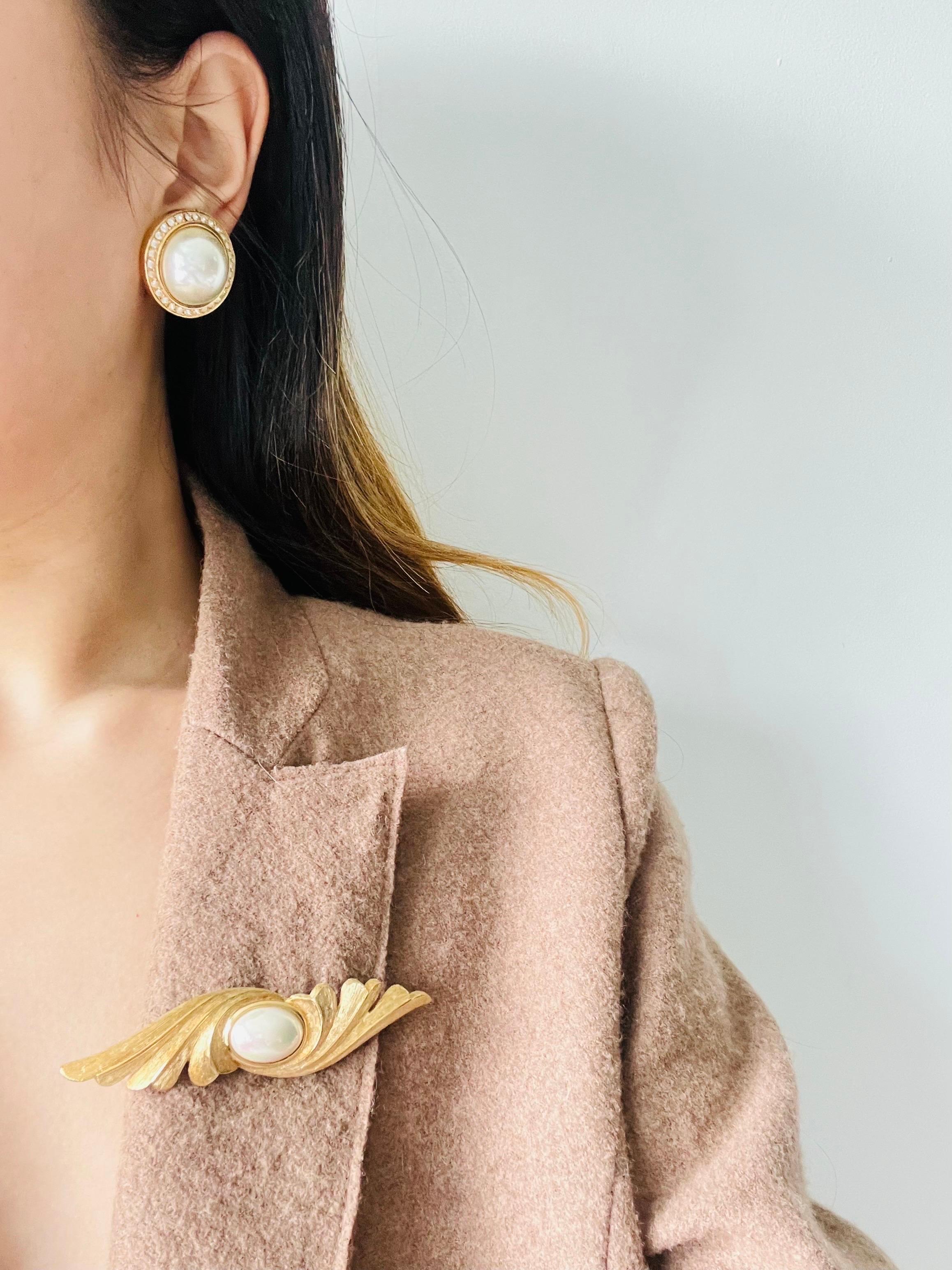 Christian Dior Vintage 1970s Oval Pearl Symmetric Feather Leaf Wing Gold Brooch For Sale 3