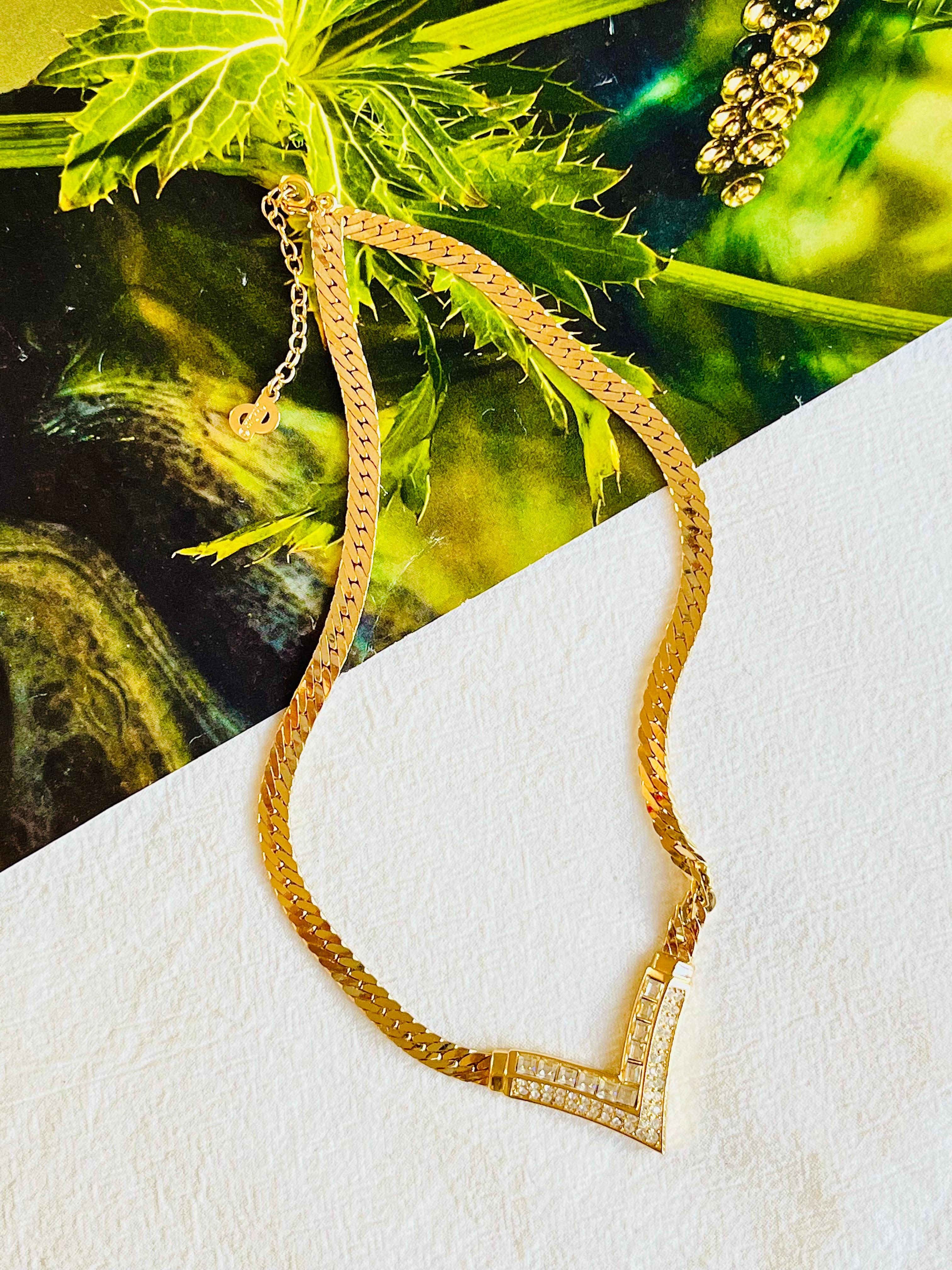 Very excellent condition. 100% Genuine.

Not any scratches, or colour loss. Marked 'Chr.Dior (C) '.

It is around 50 years old. This is a very stylish and rare piece of jewellery.

Length: 34 cm. Extend chain: 6 cm. Pendant: 4.0*3.0 cm.

Weight: 26