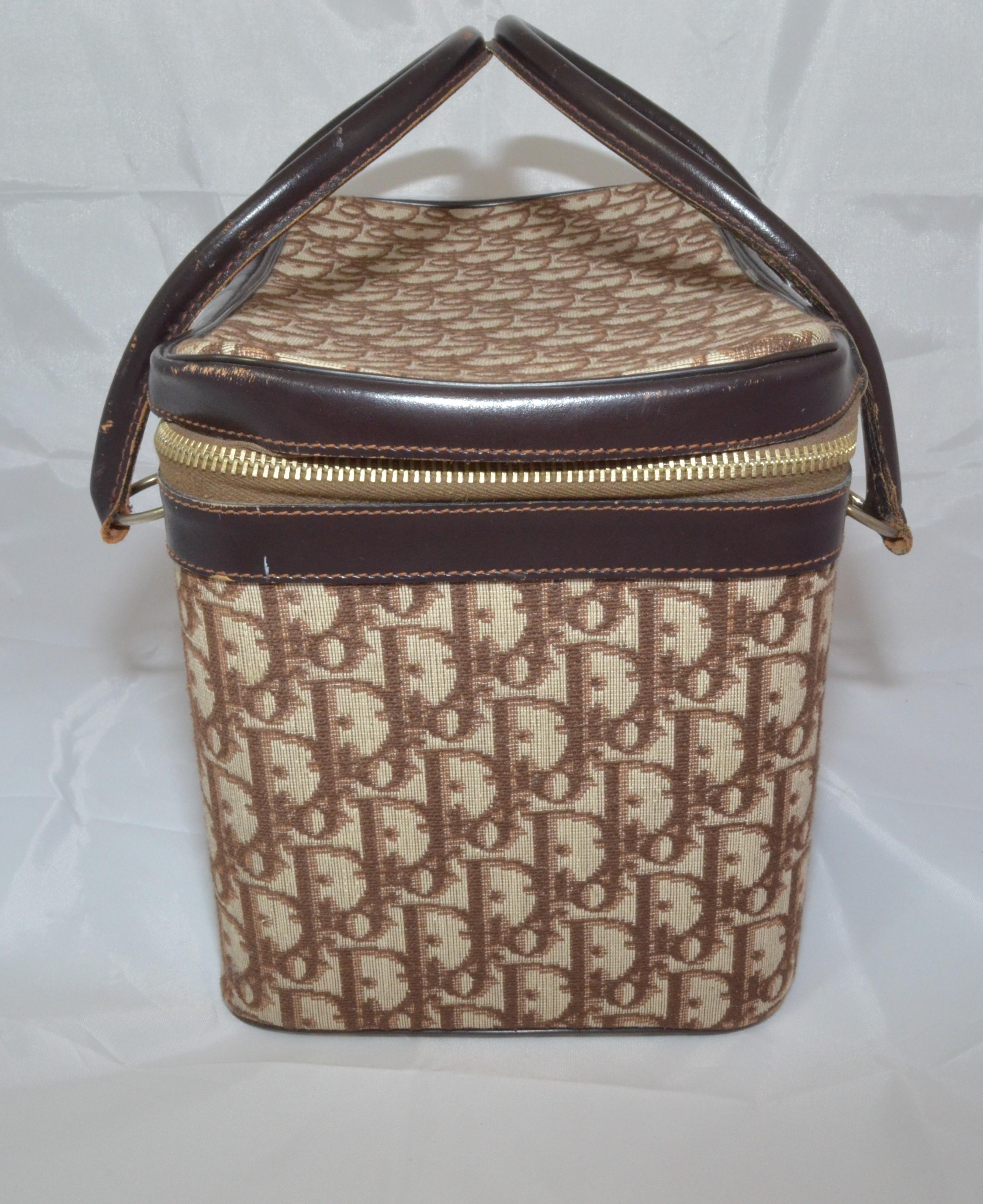 Dior 1970's Travel Case 

-valise de voyage en toile et cuir marron des années 1970

-garniture en cuir sur les bords et doubles poignées roulées

-fermeture à glissière

-entièrement doublé de nylon avec une pochette zippée détachable sur un
