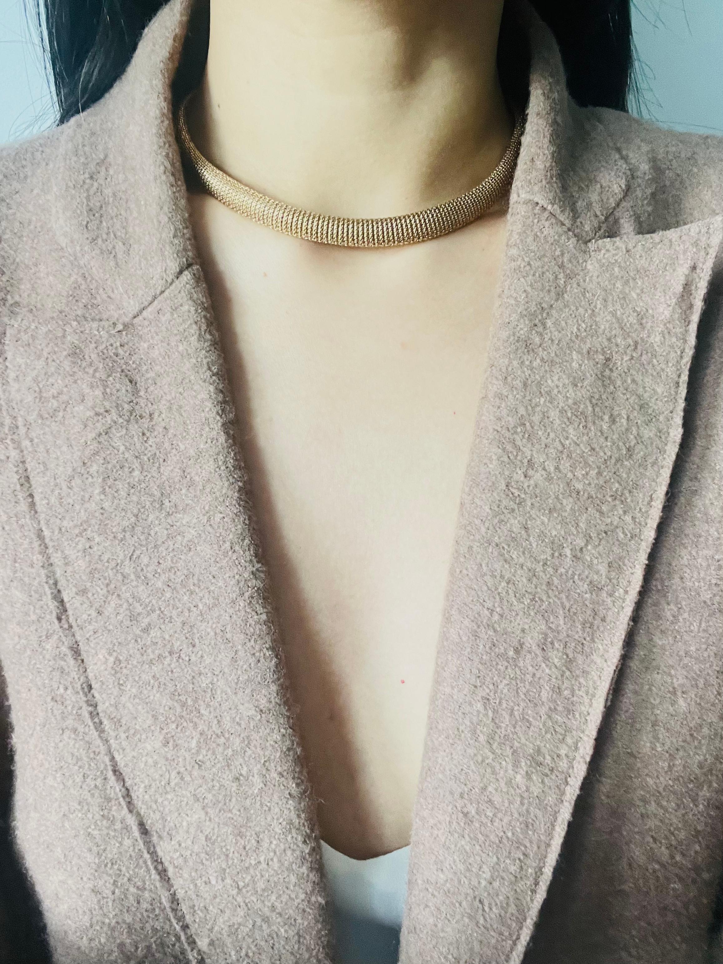 Christian Dior Vintage anni '70 Unisex Collana in maglia intrecciata con serpente Omega in oro in vendita 1