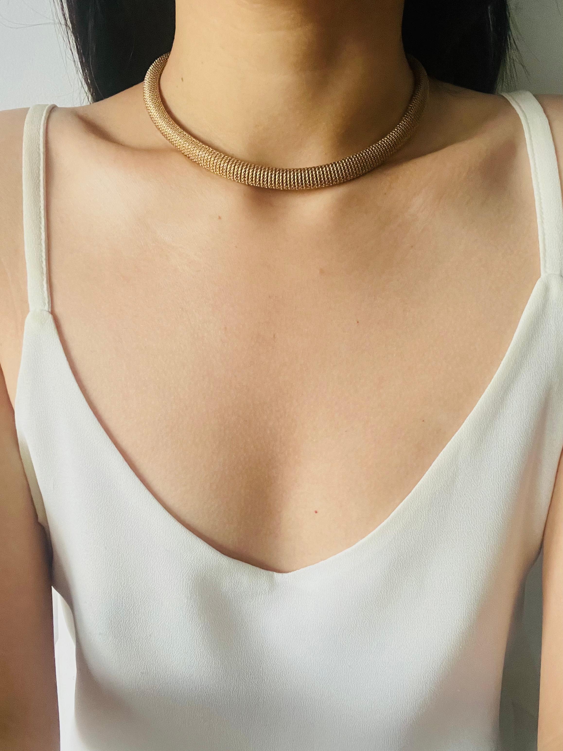 Christian Dior Vintage anni '70 Unisex Collana in maglia intrecciata con serpente Omega in oro in vendita 3