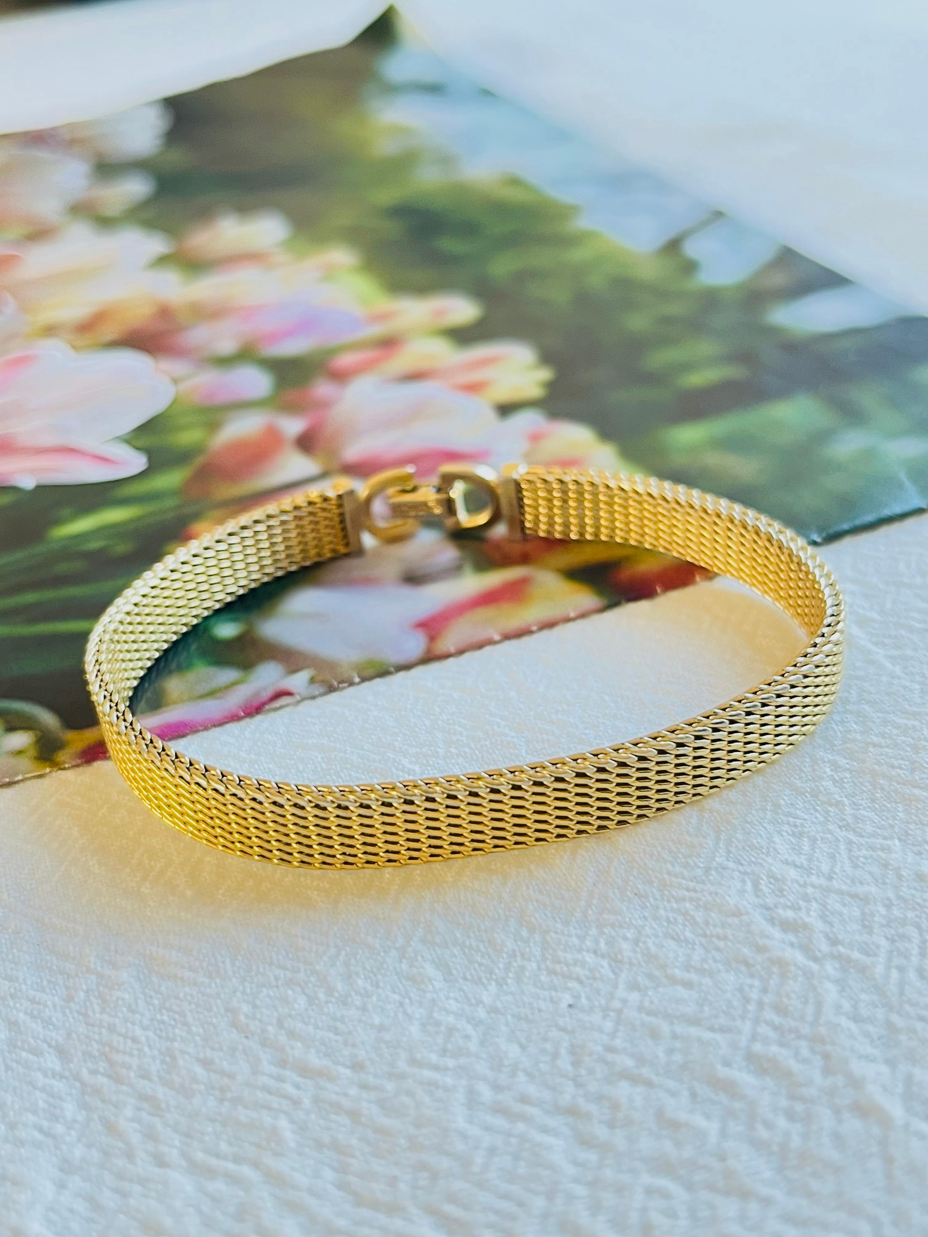 Christian Dior Vintage 1970s Unisex Ridged Woven Mesh Modernist Cuff Bracelet, Gold Tone

A very beautiful bracelet by Chr. DIOR, signed at the back.

Very good condition. Light colour loss inside, barely noticeable. 100% Genuine.

Size: 17.5 *0.8