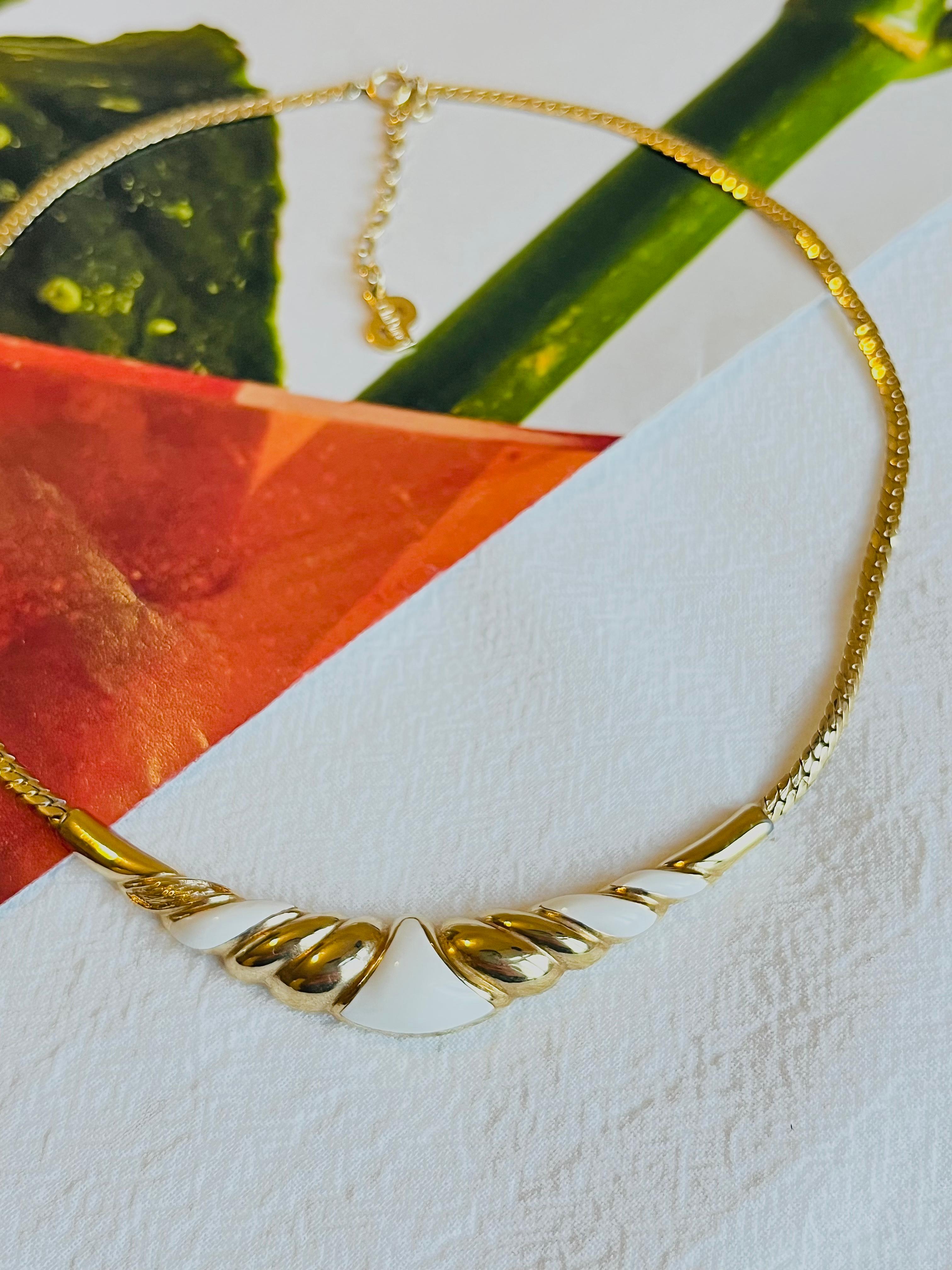 Christian Dior, collier pendentif long vintage des années 1970, blanc, avec triangle de lune en croissant de lune Bon état à Wokingham, England