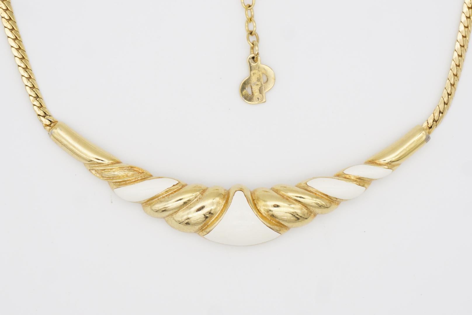 Christian Dior, collier pendentif long vintage des années 1970, blanc, avec triangle de lune en croissant de lune 3