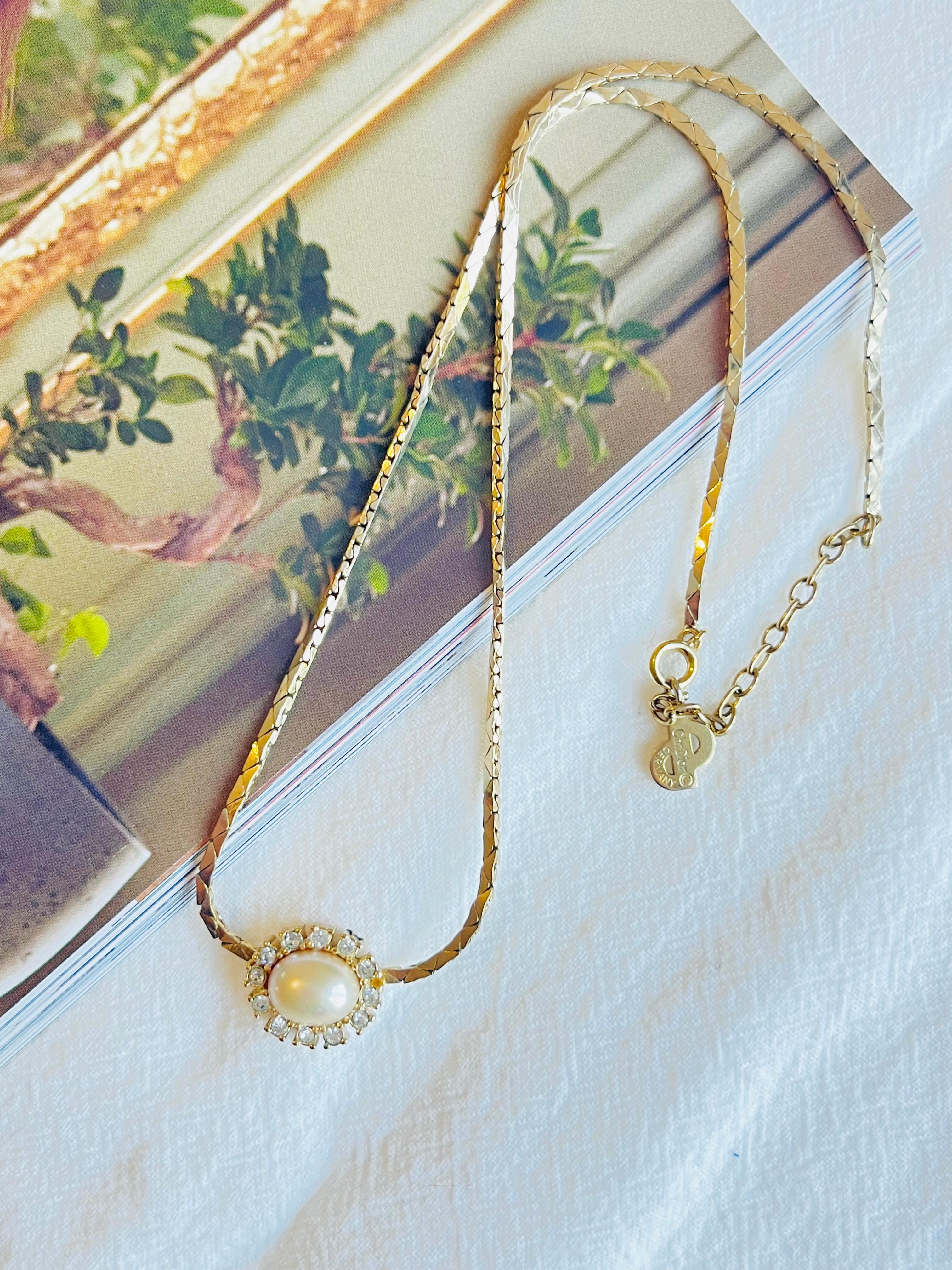 Christian Dior Vintage 1970s Oval White Pearl Sparkling Crystals Pendant Elegant Necklace, Gold Plated

Very excellent condition. Marked 'Chr.Dior (C) '. 100% Genuine.

Length: 36 cm. Extend chain: 6 cm. Pendant: 1.7*1.3 cm.

Weight: 9 g.

_ _
