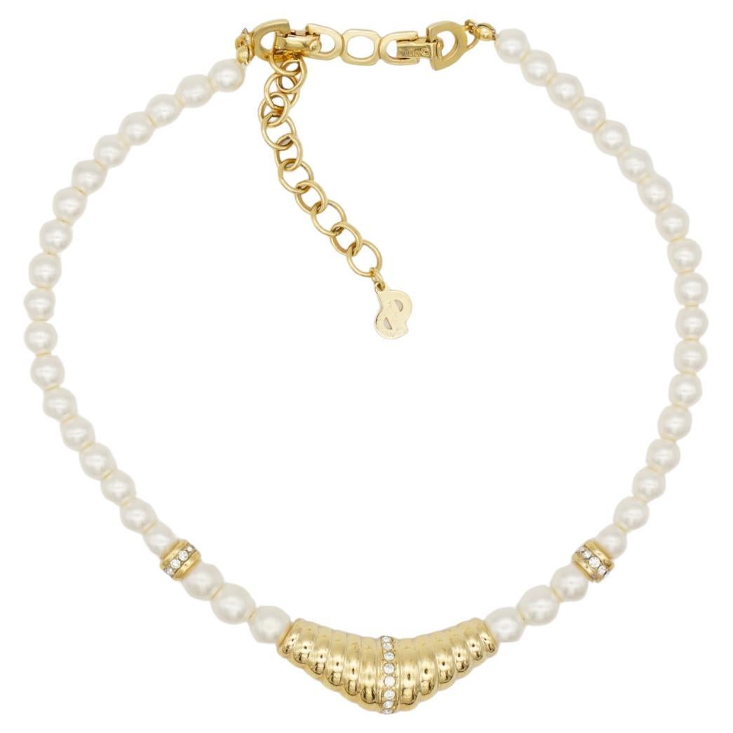 Christian Dior Vintage 1970s White Round Pearls Triangle Crystals Pendant Choker Necklace, Gold Plated

Very excellent condition. Not any colour loss or scratches. 100% Genuine.

Marked 'Chr.Dior (C) '. Rare to find.

Materials: Gold Plated metal,