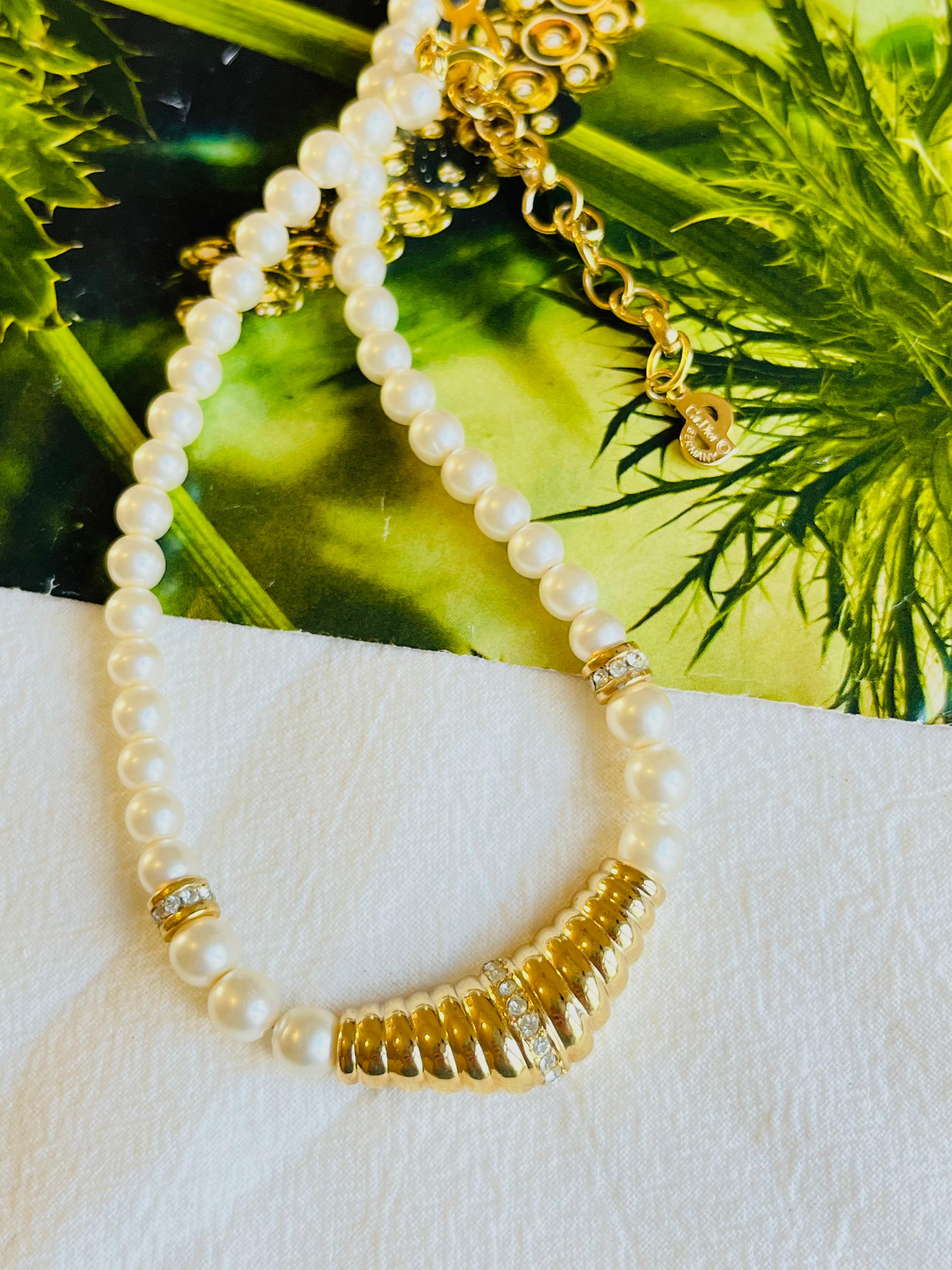 Christian Dior Vintage 1970s White Pearls Triangle Crystals Pendant Necklace In Excellent Condition For Sale In Wokingham, England