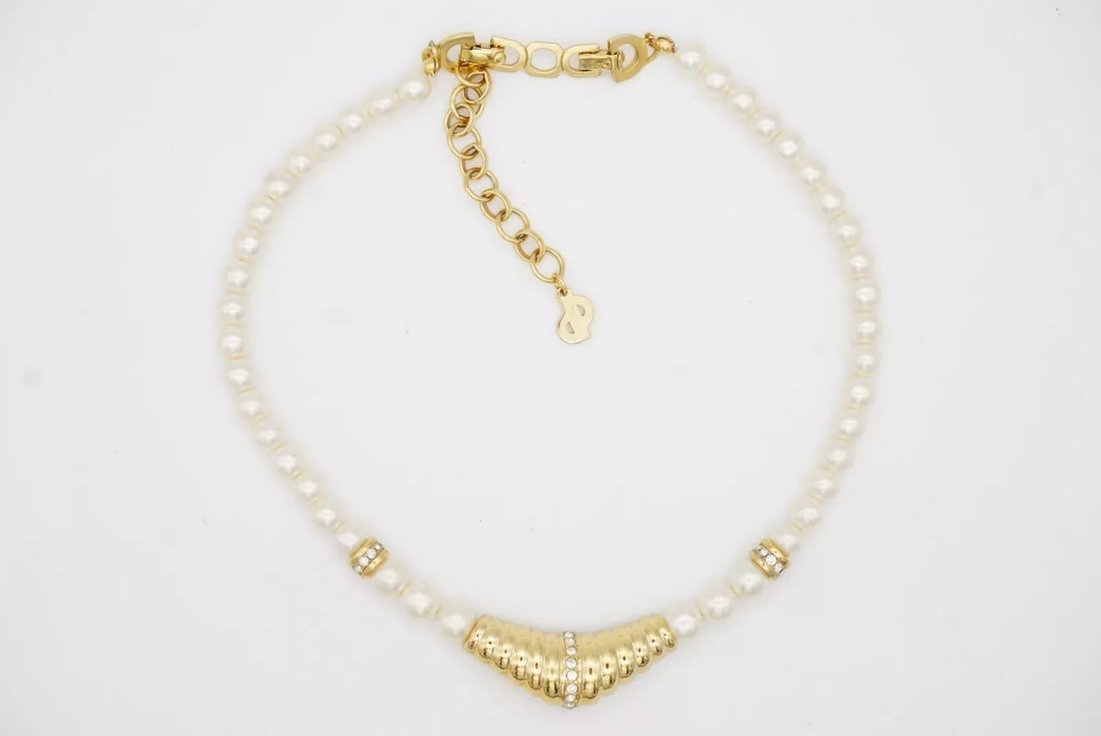 Christian Dior Vintage 1970s White Pearls Triangle Crystals Pendant Necklace For Sale 4