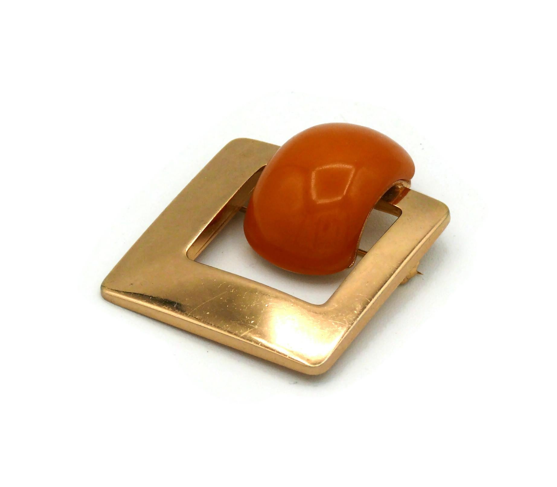 CHRISTIAN DIOR Vintage 1971 Gold Tone and Resin Modernist Brooch In Good Condition For Sale In Nice, FR