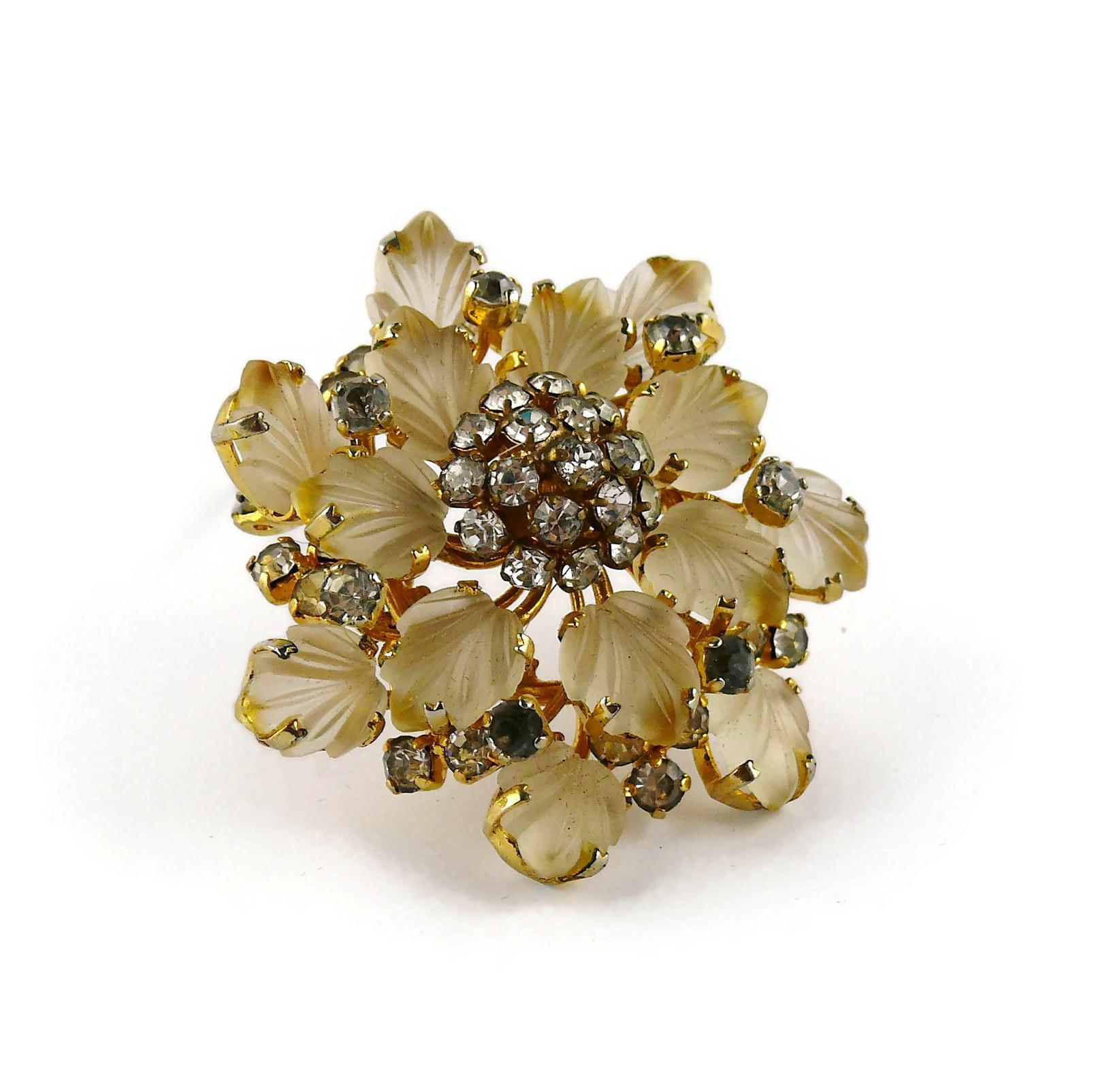 CHRISTIAN DIOR vintage 1972 gold toned 3D metal brooch featuring a flower embellished with frosted glass petals and clear crystals.

Marked CHR. DIOR 1972.
Germany.

Indicative measurements : max. 4.6 cm x 4.6 cm (1.81 inches x 1.81