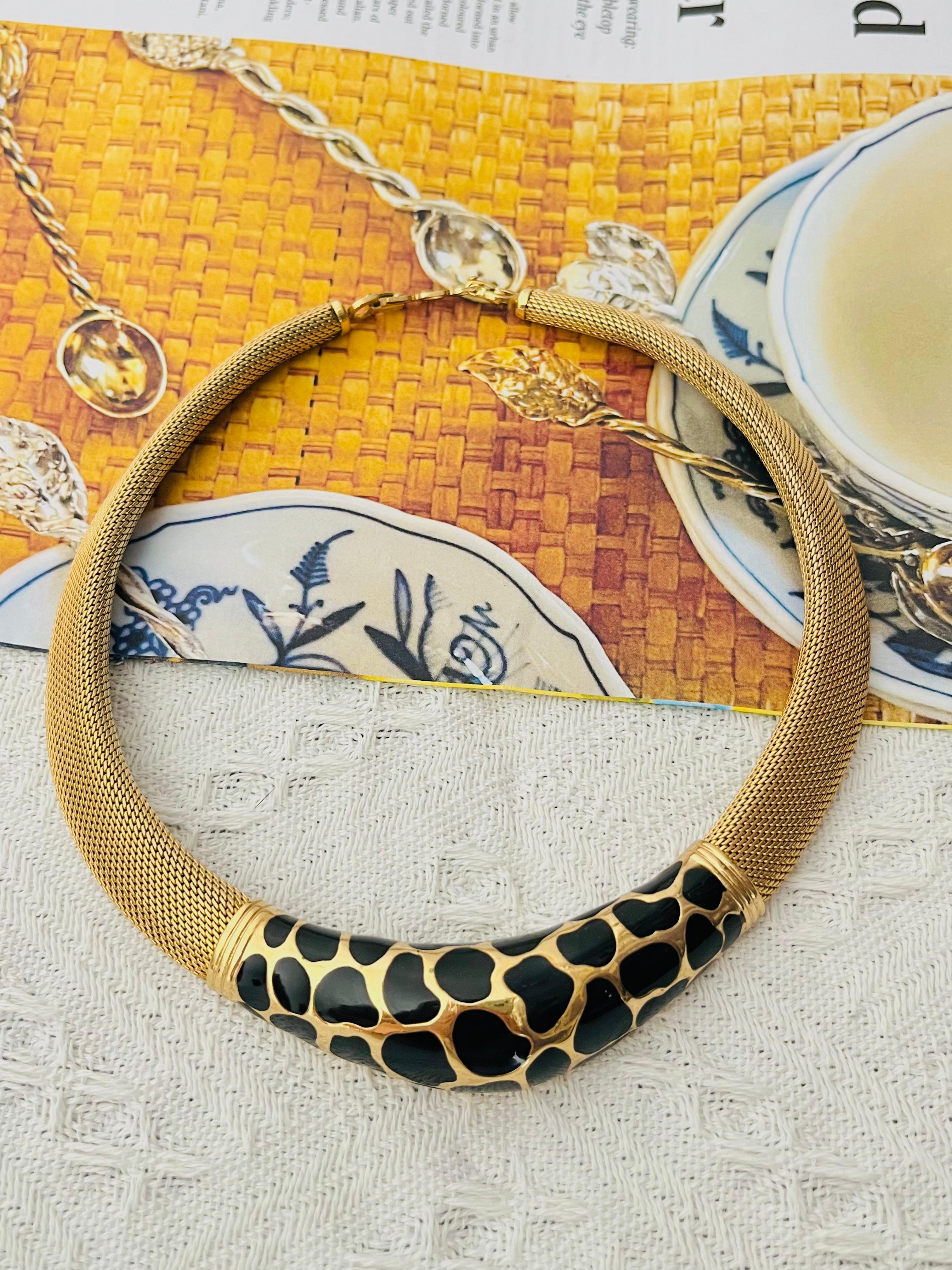 Christian Dior Vintage 1980 Unisexe Pendentif Léopard en émail noir Large maille tissée Omega Chunky Statement Necklace Collier Choker, plaqué or

Très bon état. Très légères rayures ou pertes de couleur, à peine perceptibles. 100%