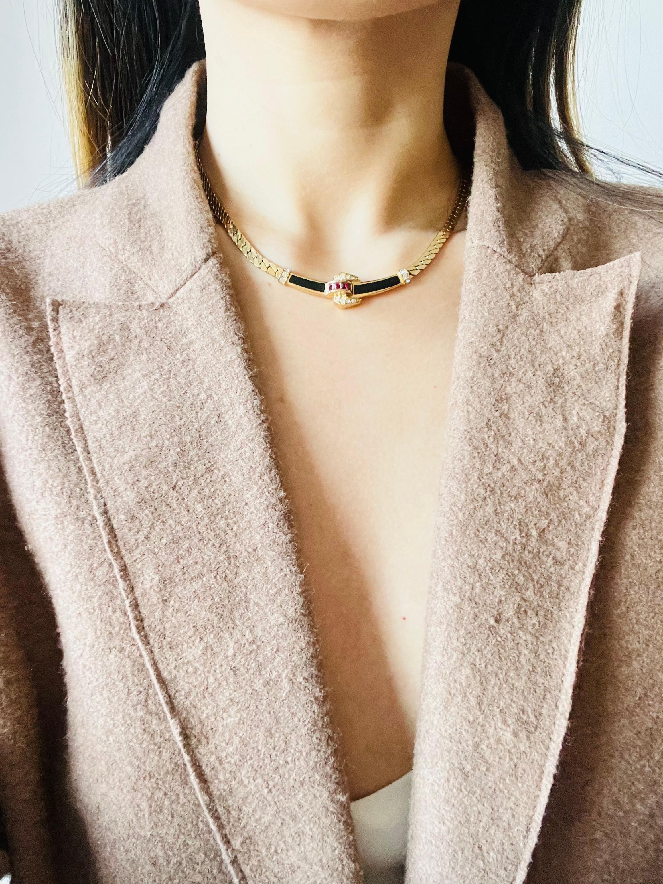 Christian Dior Vintage 1980 Collana con ciondolo a barra lunga in rubino nero e cristalli trasparenti in vendita 2