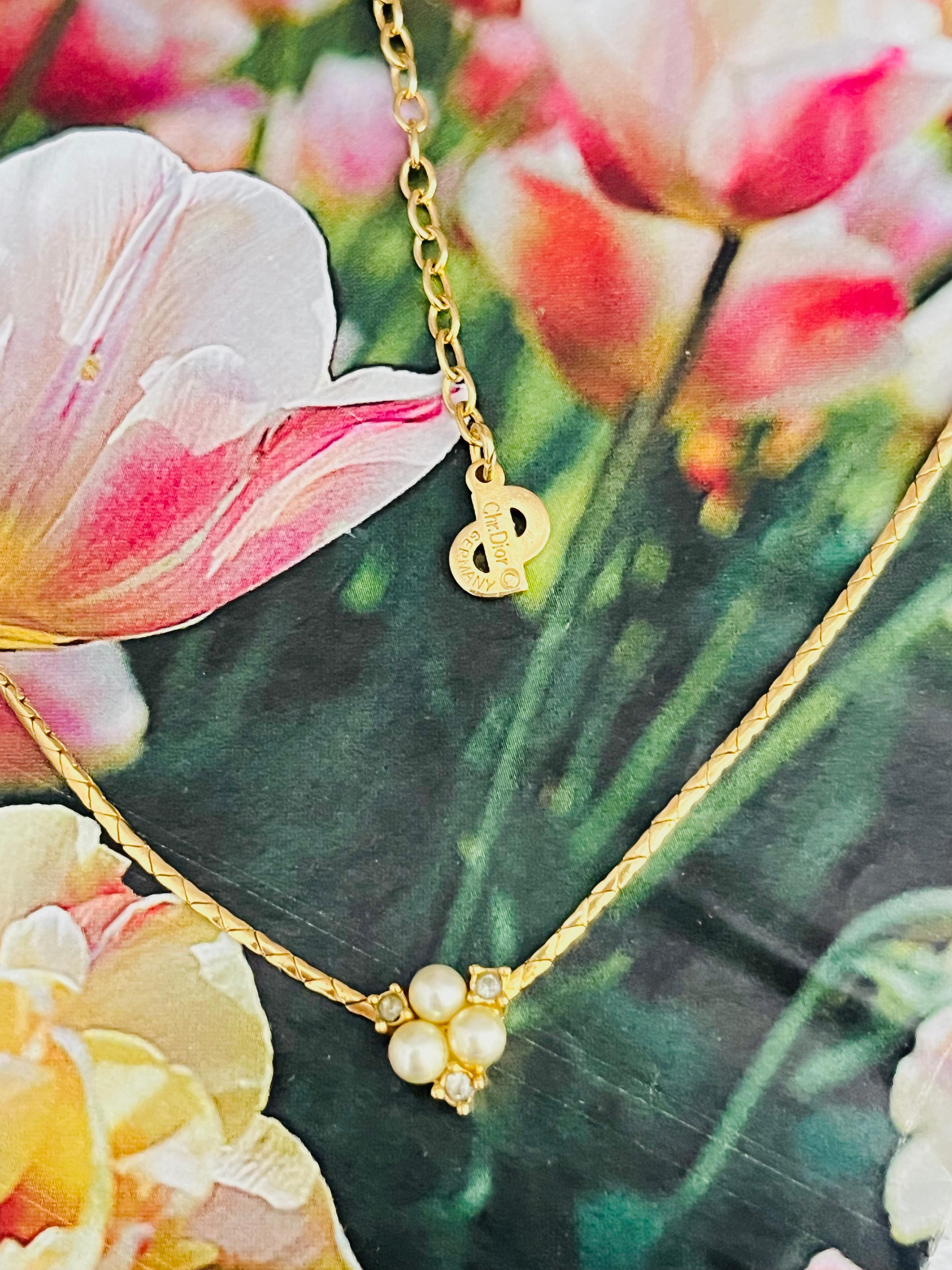 Christian Dior Vintage 1980s Cluster Trio Triangle Flower White Beads Pearls Crystals Pendant Elegant Necklace, Gold Plated

Very good condition. Very beautiful. Not any stones lost, only some dark of rhinestones. 100% genuine.

It is over 40 years