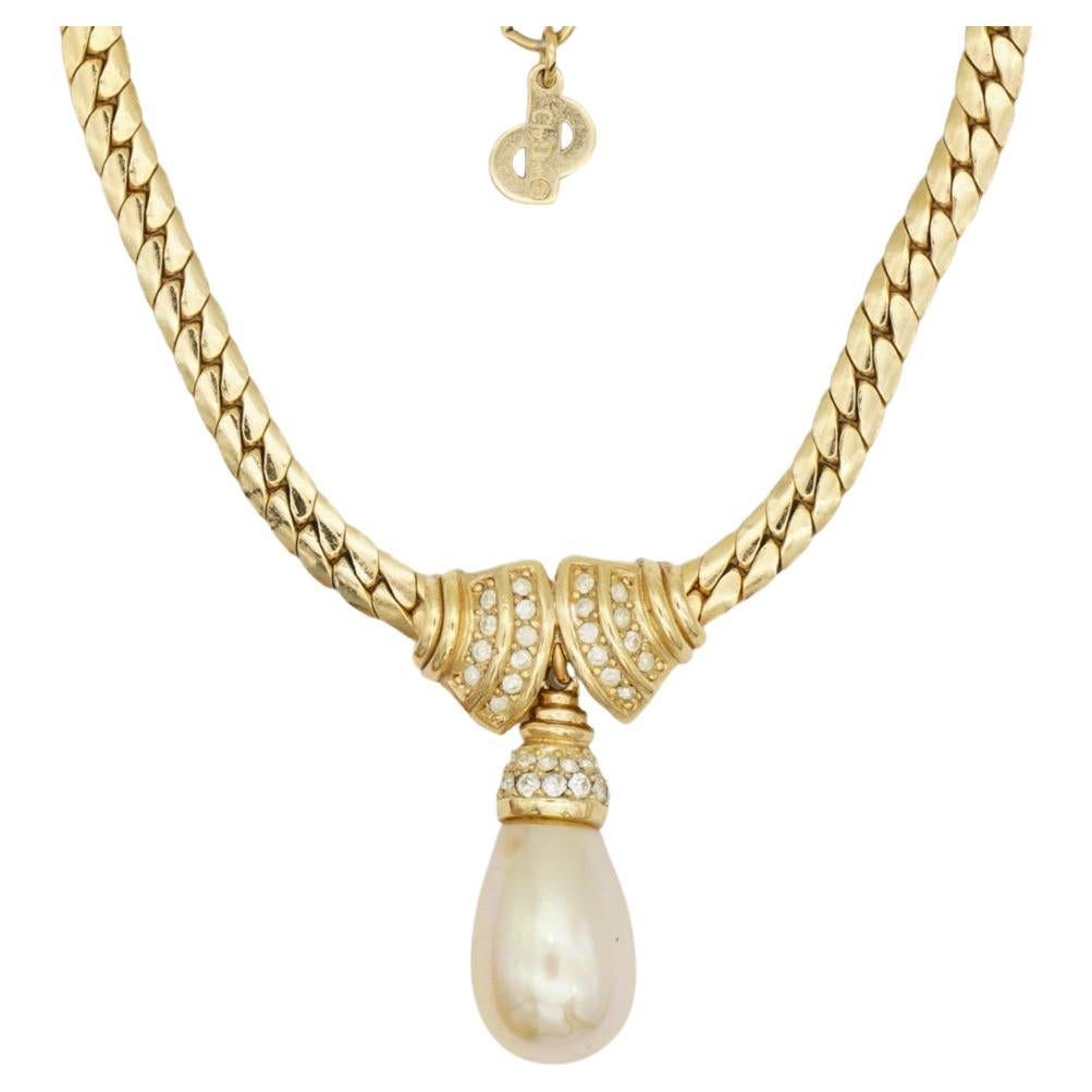 Christian Dior Vintage 1980s Crystals Double Fan White Pearl Water Drop Dangle Elegant Necklace, Gold Tone

Very excellent condition. 100% Genuine.

Constructed from polished gold plated brass with a snake chain design, this Christian Dior necklace