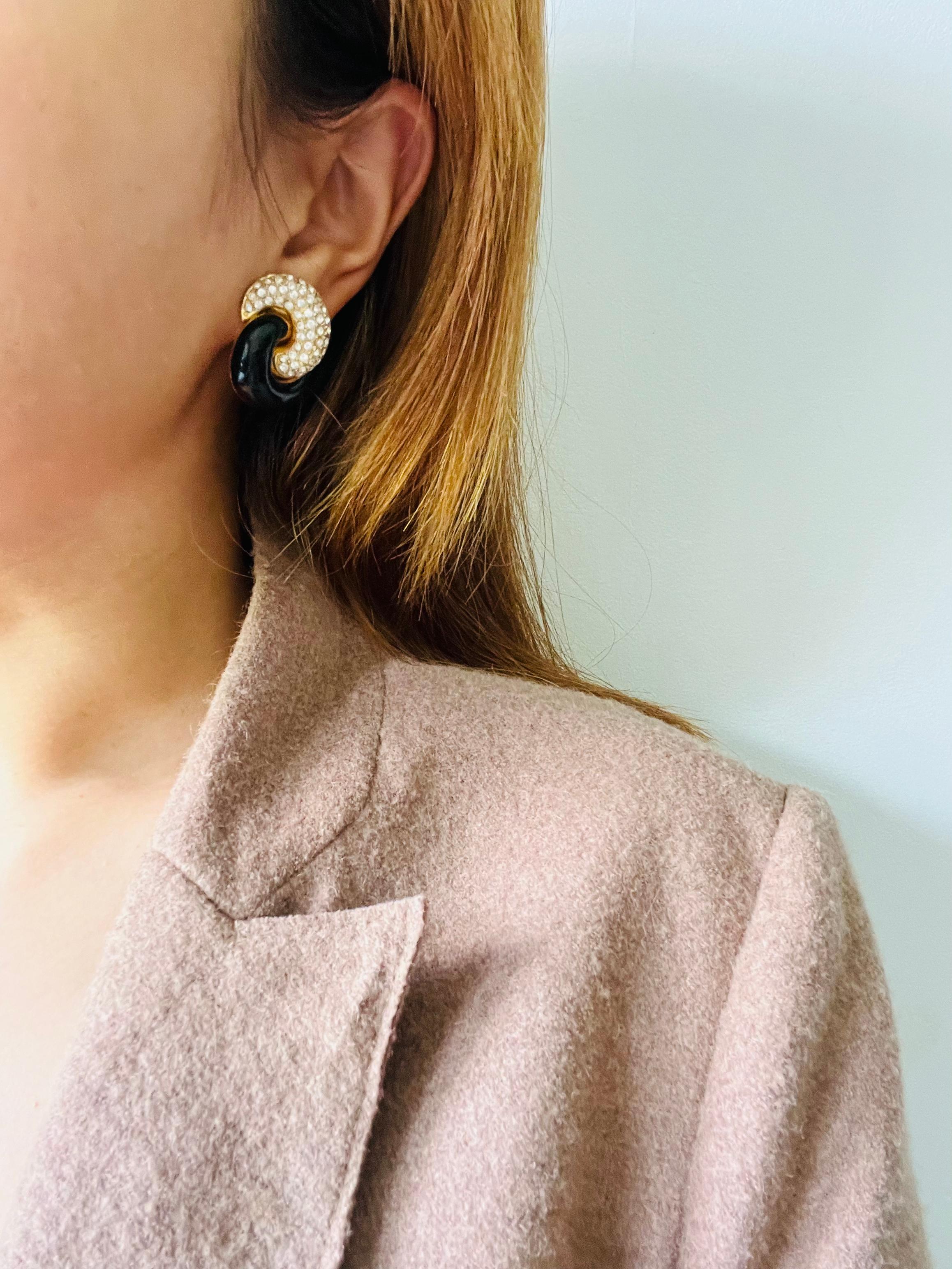 Christian Dior Vintage 1980 Cristales Medio Negro Entrelazados Pendientes Twist Clip en venta 1