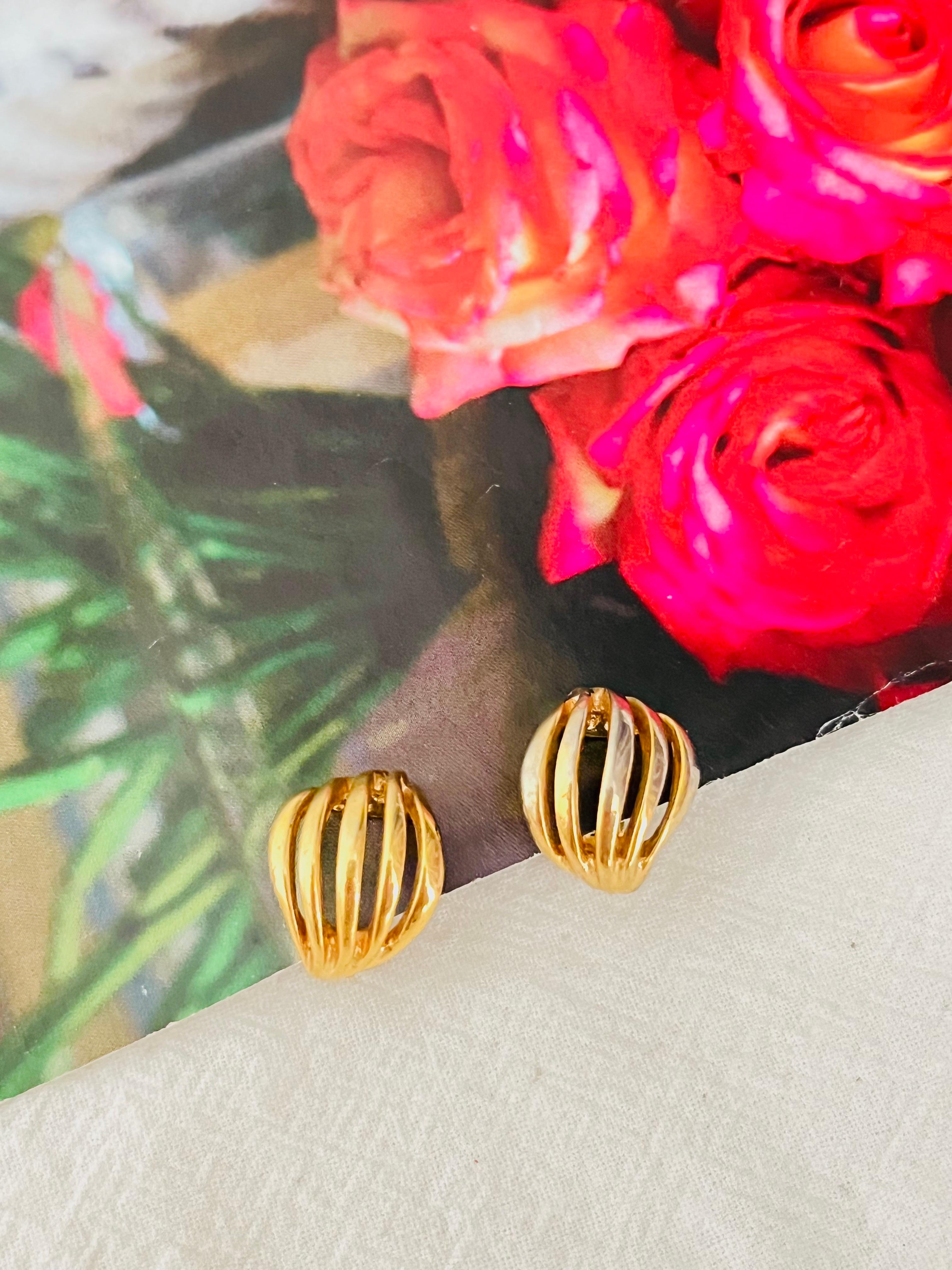 Christian Dior Vintage 1980s Five 5 Strands Openwork Shell Dome Modernist Clip Earrings, Gold Plated

Good condition. One earrings is very good, another one is light scratches and colour loss. Still very good to wear. 100% Genuine.

A very beautiful