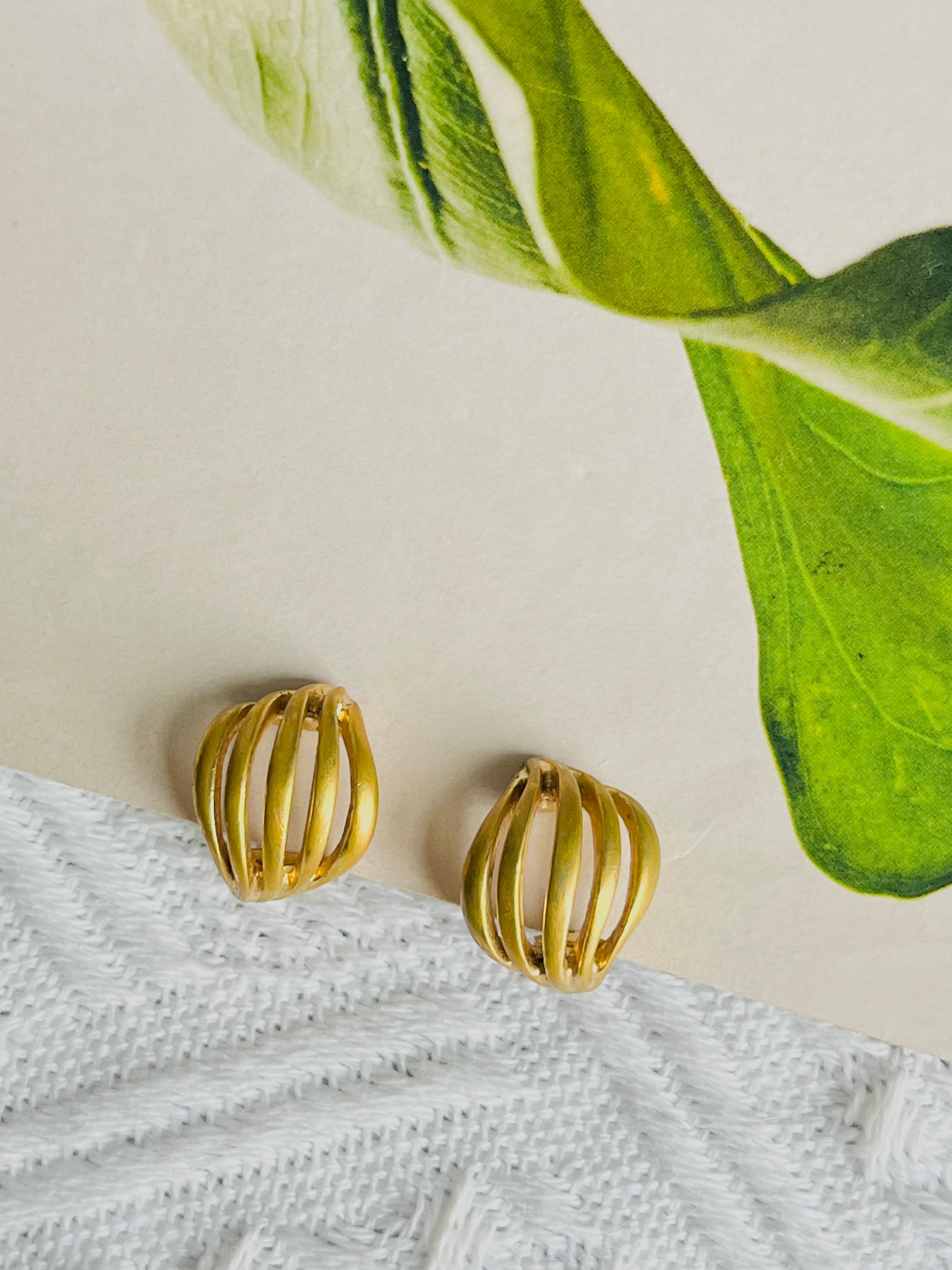 Christian Dior Vintage 1980 Five Strands Openwork Shell Modernist Clip Earrings In Good Condition For Sale In Wokingham, England