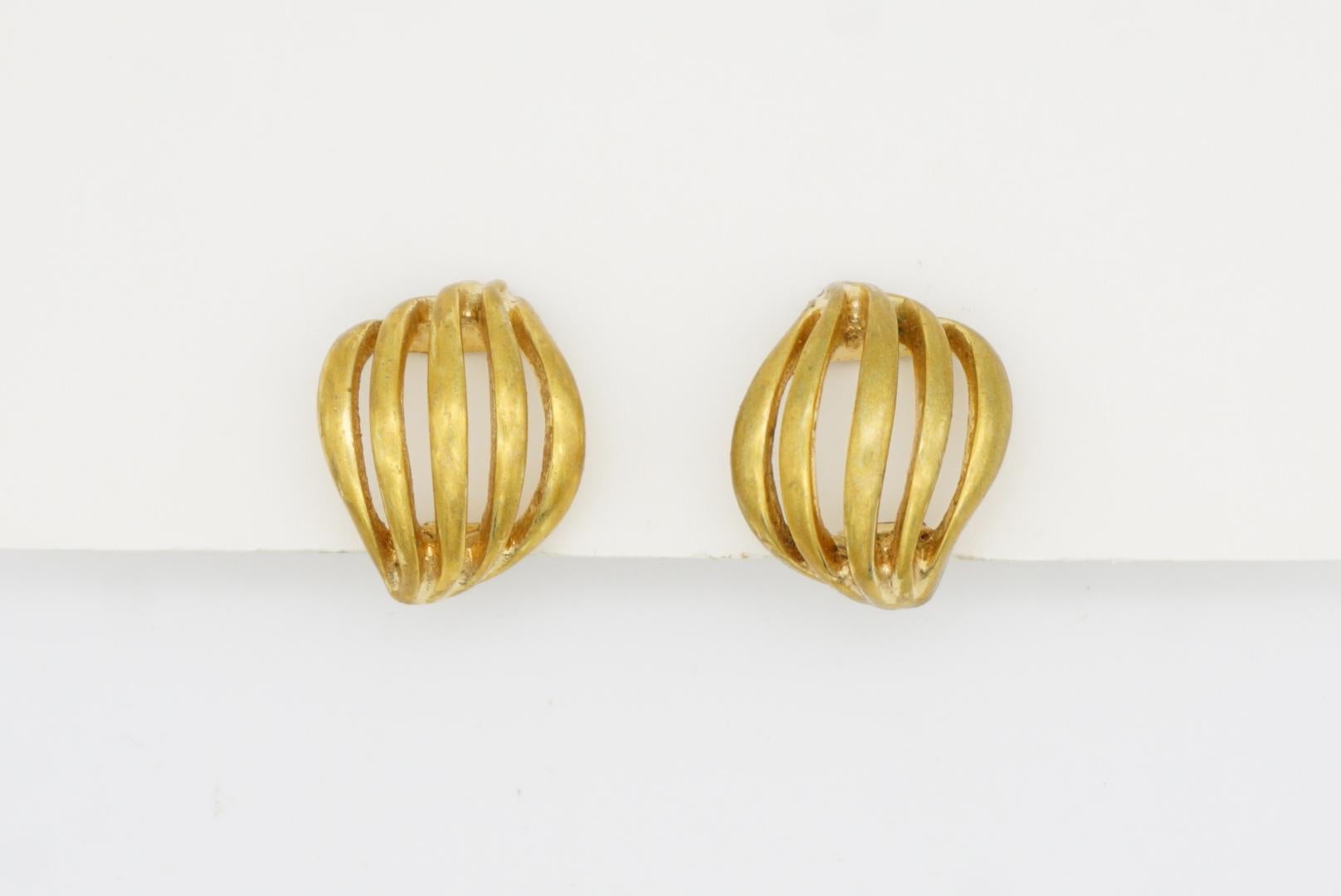 Christian Dior Vintage 1980 Five Strands Openwork Shell Modernist Clip Earrings For Sale 3