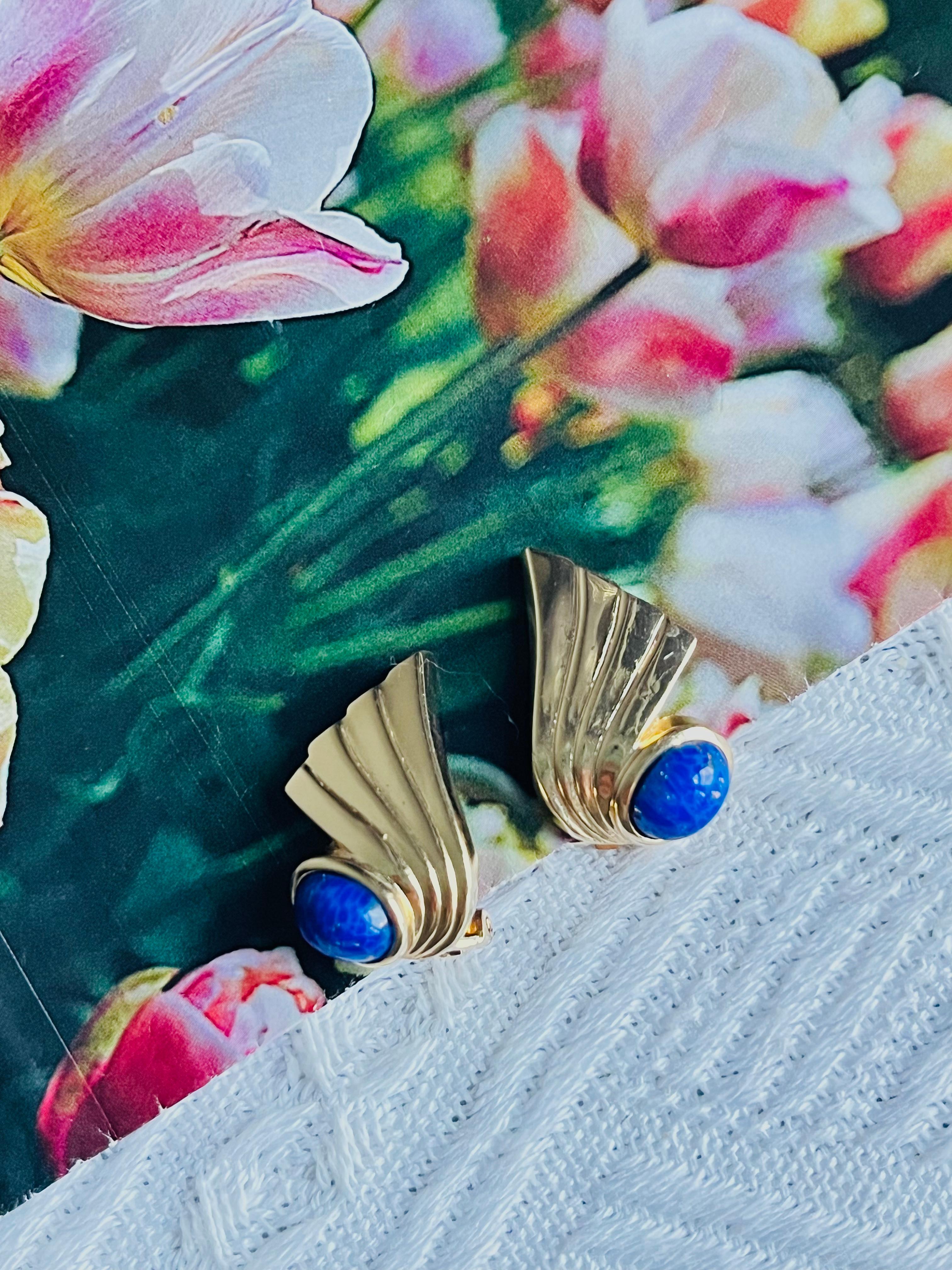 Christian Dior Vintage Años 80 Unisex Pendientes de clip modernistas de láminas texturadas de lapislázuli azul marino con cabujón ovalado de piedra pluma de alas, tono dorado

Muy buen estado. Quizá ligeros arañazos o pérdida de color, apenas
