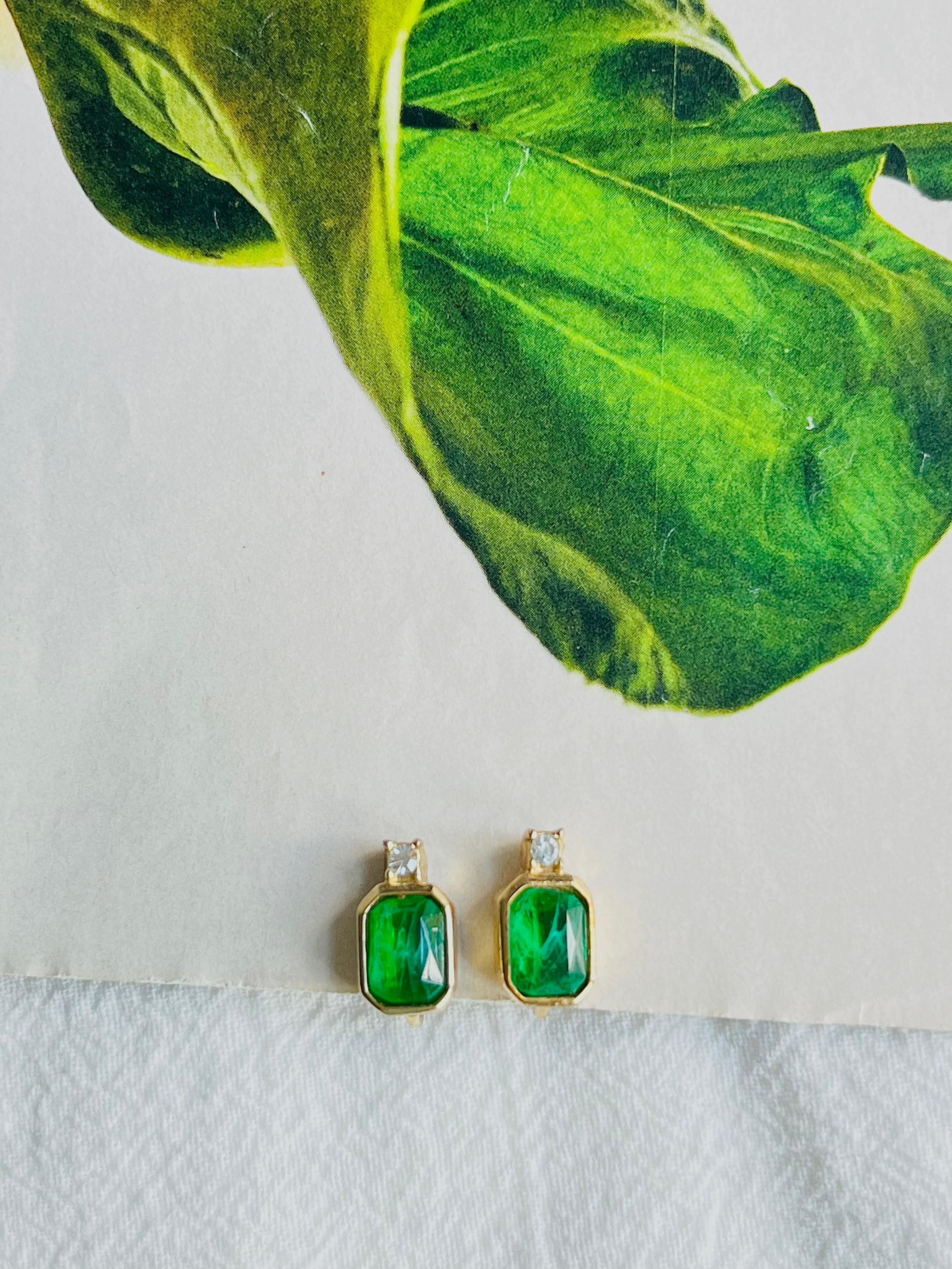 Christian Dior Vintage 1980s Gripoix Emerald Green Clear Crystal Octagon Clip Earrings, Gold Tone

Very good condition. Vintage and rare to find. 100% Genuine.

A very beautiful pair of clip on earrings by Chr. DIOR, signed at the back.

Size:
