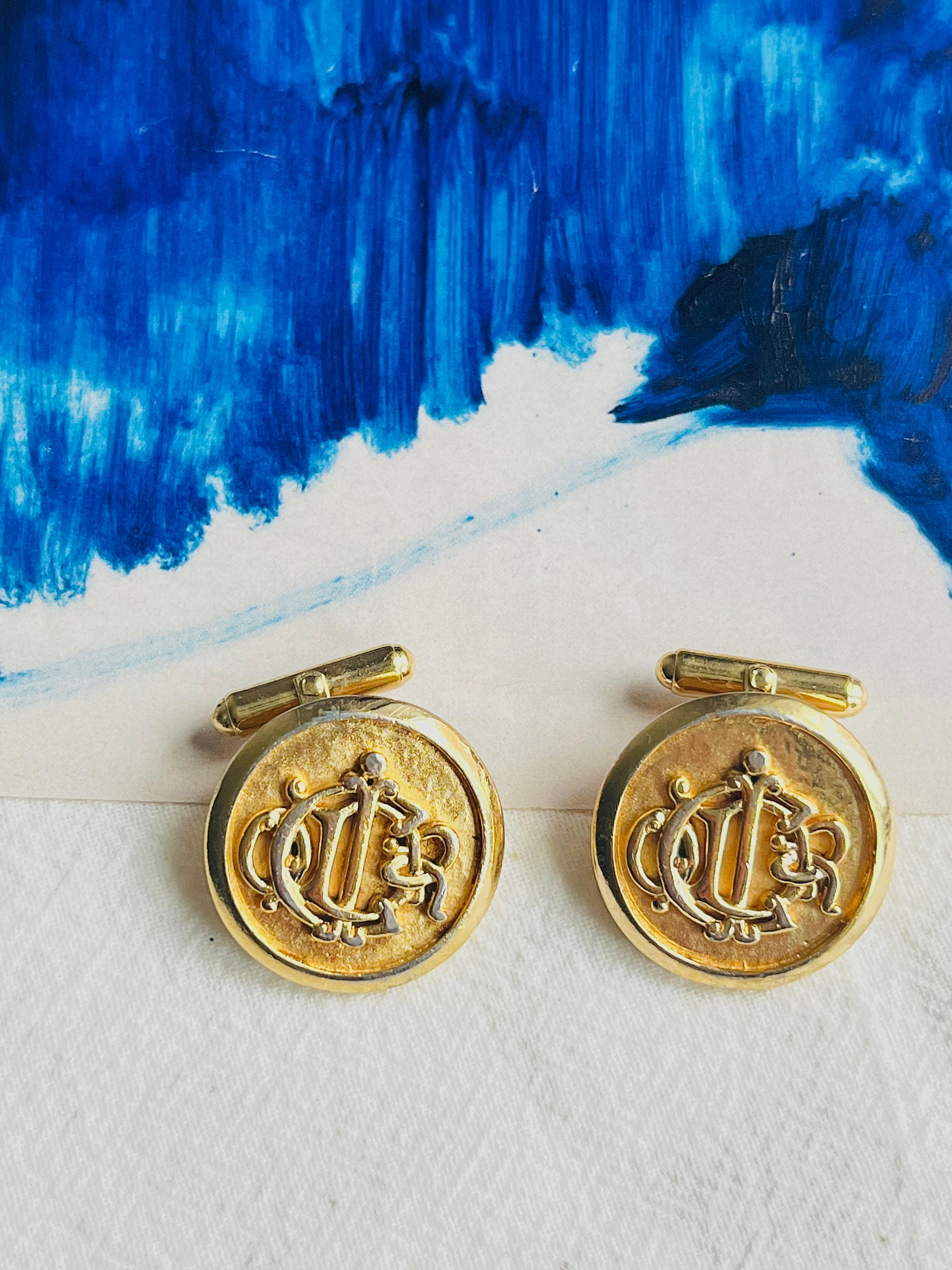 Christian Dior Vintage 1980 Insignia Initial Monogram Logo Circle Cufflinks, Gold Tone

Very good condition. 100% Genuine.

Light scratches or colour loss, bearably noticeable.

Size: 2.5*2.5 cm.

Weight: 10 g/each.

_ _ _

Great for everyday wear.
