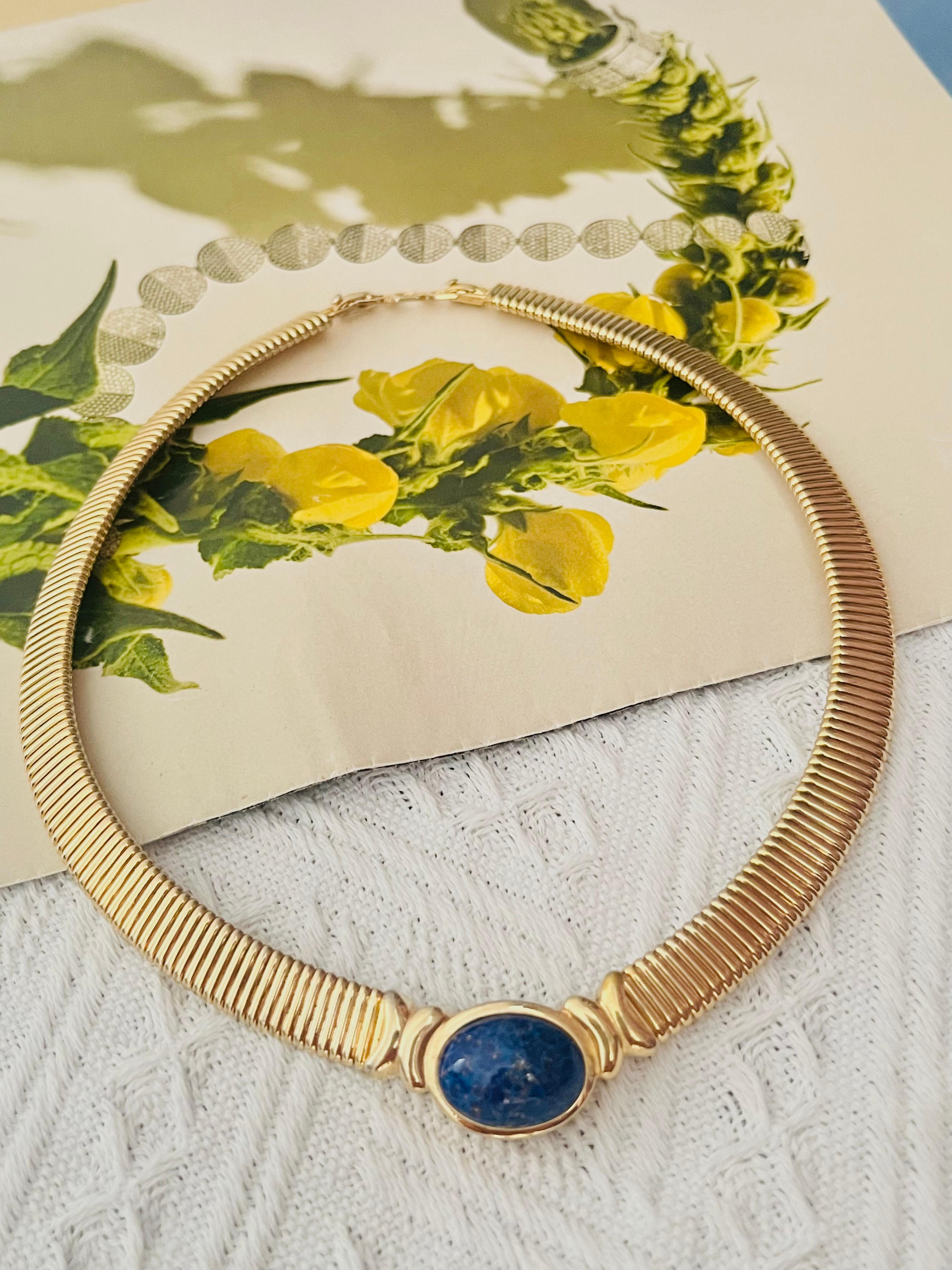 Christian Dior Vintage 1980s Unisex Lapis Navy Blue Foil Oval Cabochon Omega Adjustable Collar Choker Elegant Necklace, Gold Plated

Very good condition. Light scratches or colour loss, barely noticeable. 100% Genuine. 

Rare to find. Very