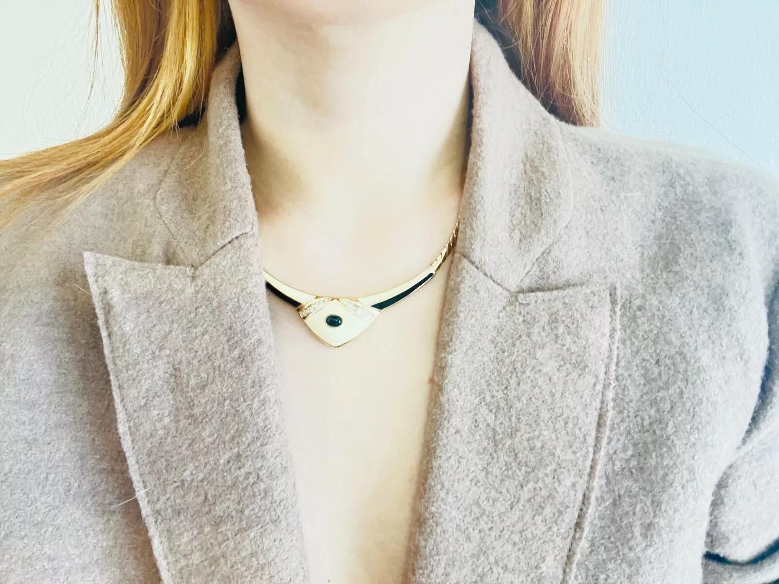 Christian Dior Vintage 1980 Große beige schwarze Kristall-Dreieck-Anhänger-Halskette im Angebot 1