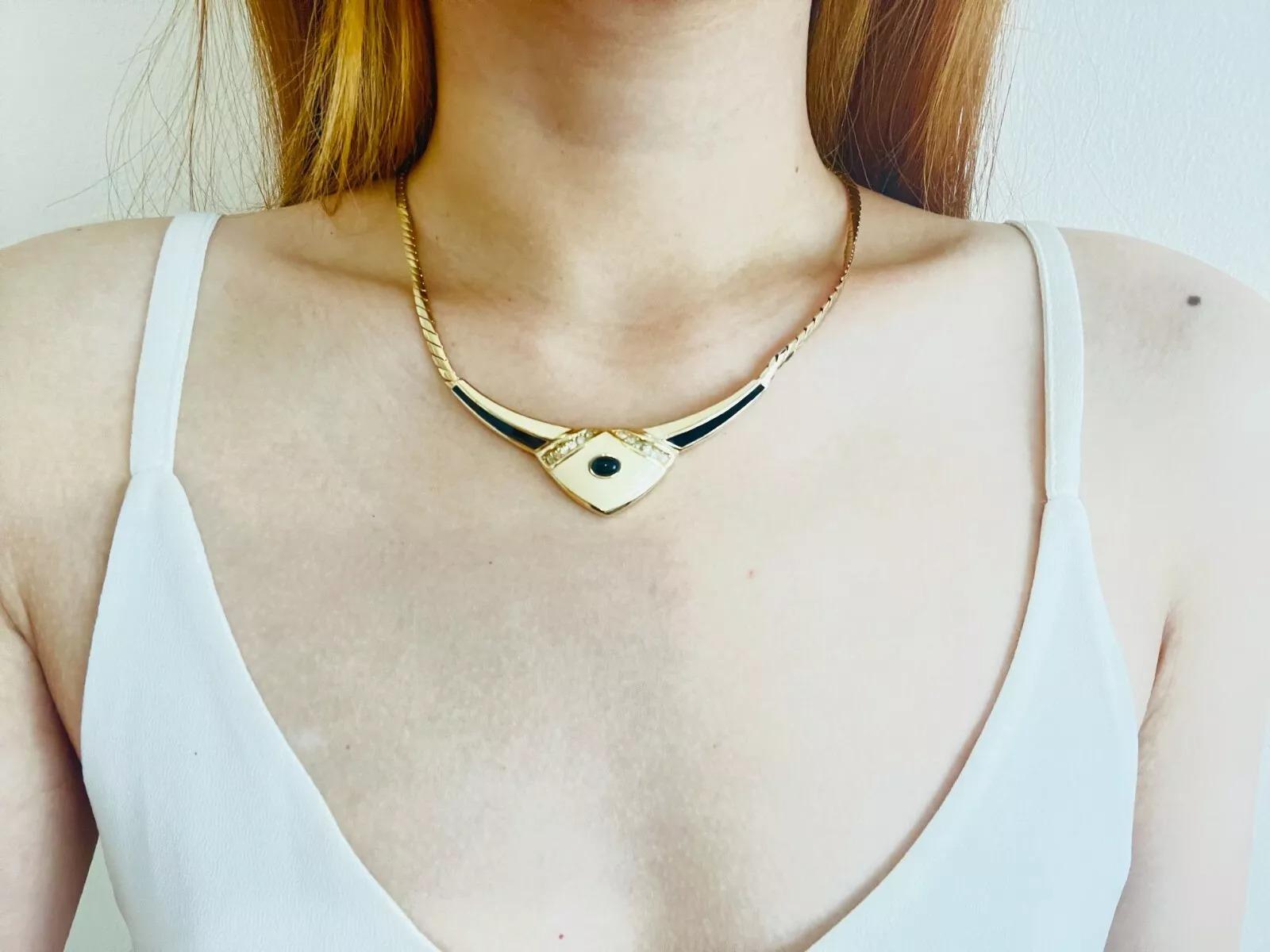 Christian Dior Vintage 1980 Große beige schwarze Kristall-Dreieck-Anhänger-Halskette im Angebot 2