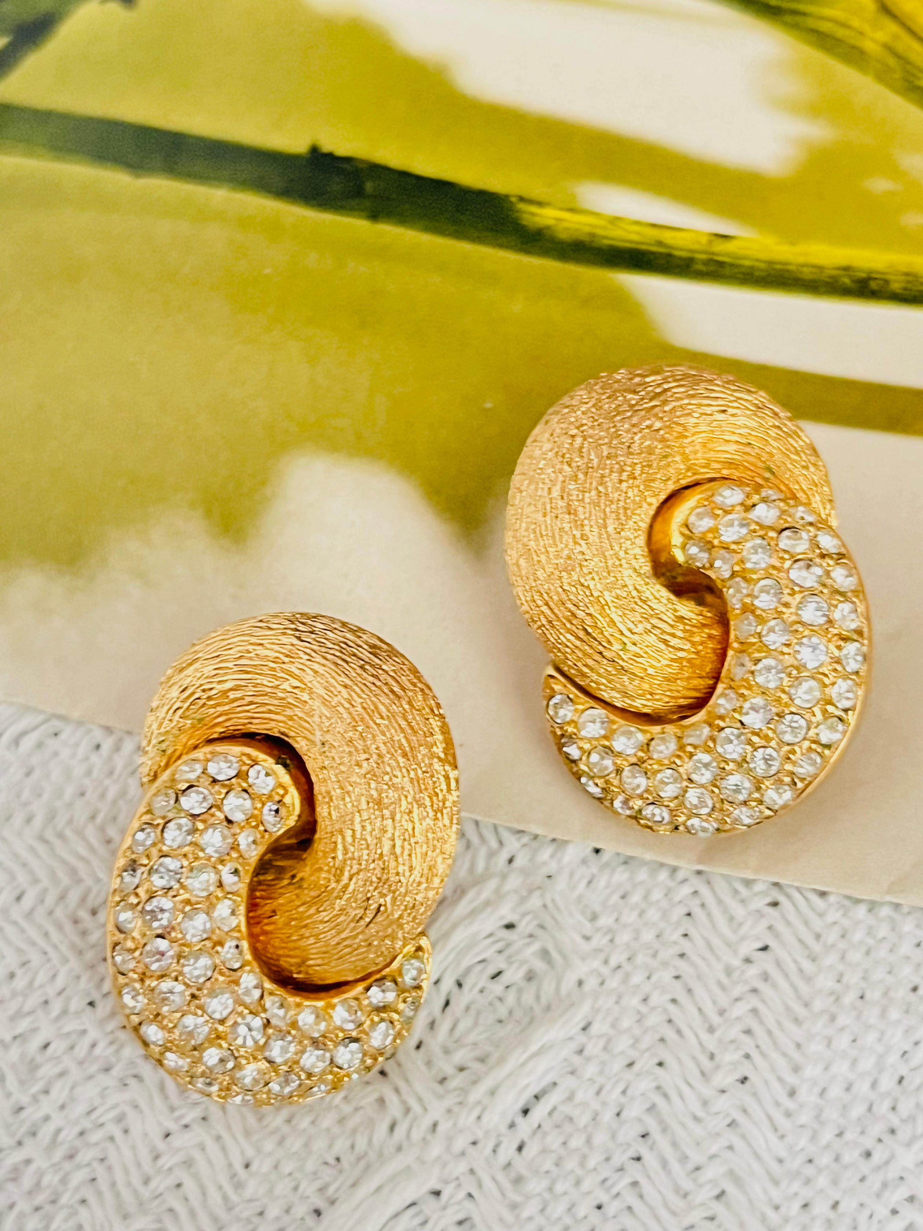 Christian Dior Vintage 1980er Jahre texturiert große Kristalle ineinandergreifende Knoten Wirbel klobig Erklärung elegante Modernist Clip Ohrringe, Gold-Ton

Sehr guter Zustand. Leichte Kratzer oder Farbverluste, kaum wahrnehmbar. 100% echt.

Ein