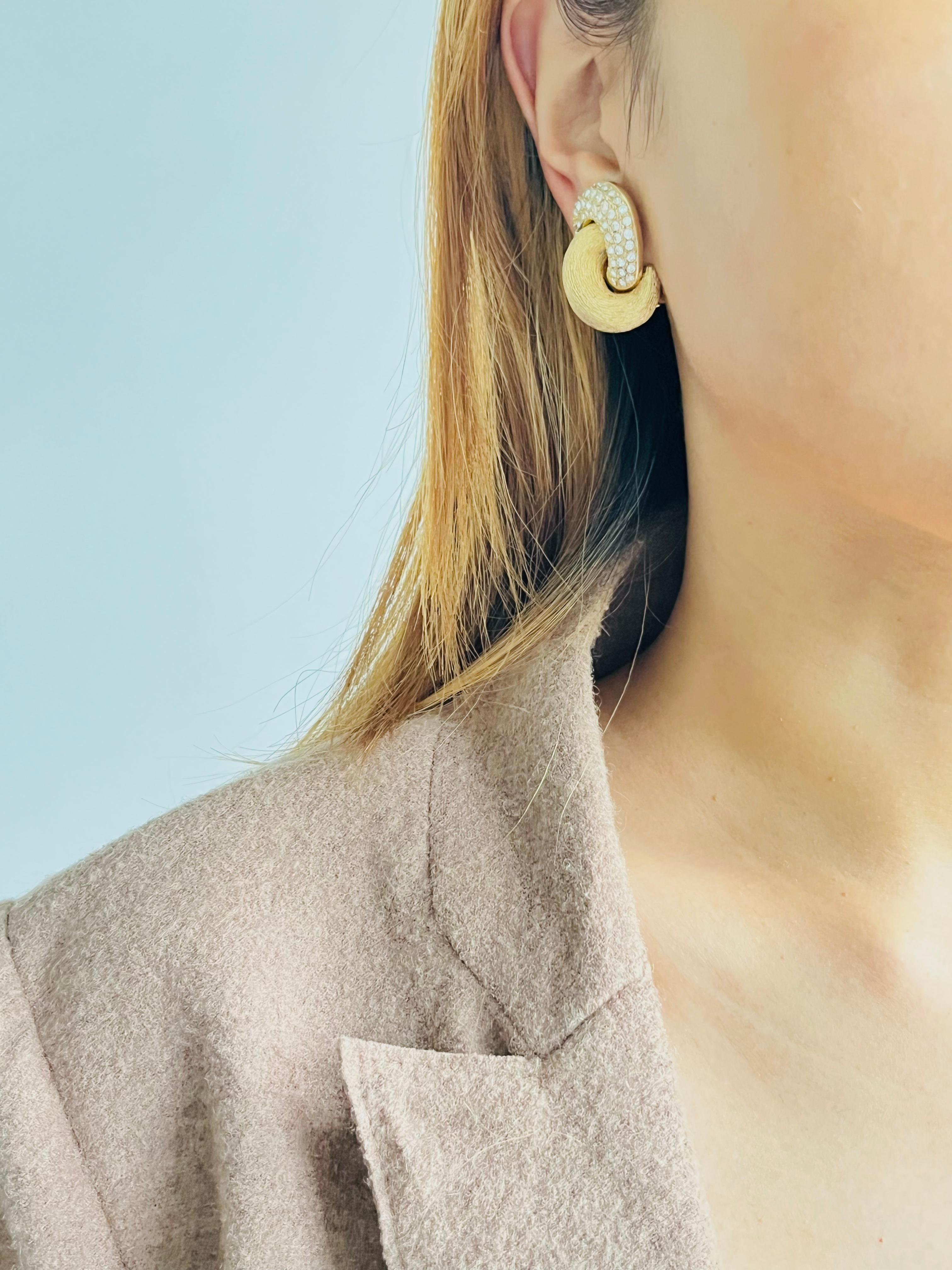 Christian Dior Vintage 1980 Große Kristalle Verschränkte Knoten Clip Ohrringe für Damen oder Herren im Angebot