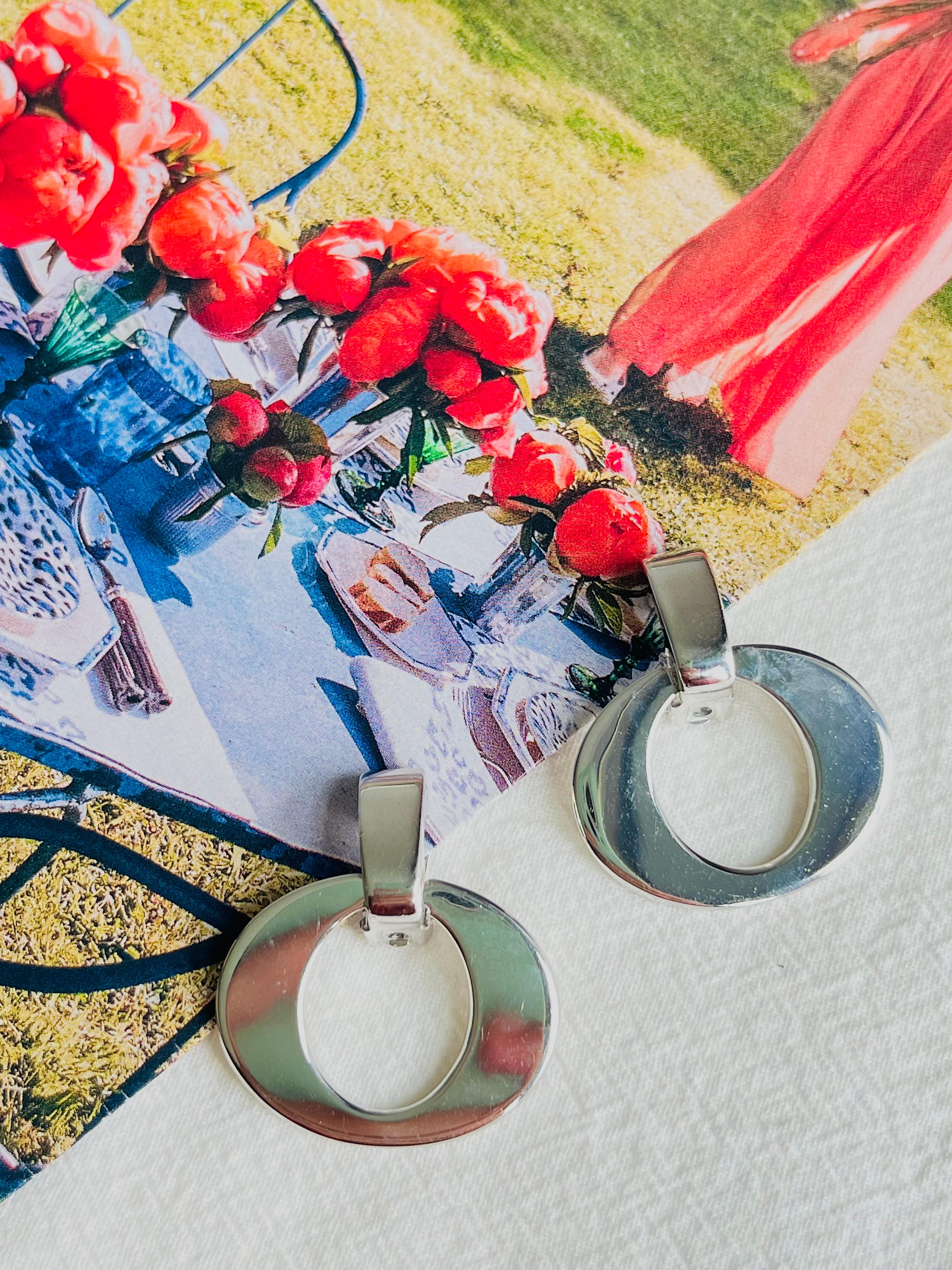 Christian Dior Vintage 1980 Large Oval Hoop Statement Drop Clip Earrings, Silver Tone

Very good condition. Not any colour loss. Some light scratches on the surface. 100% Genuine.

A very beautiful pair of earrings by Chr. DIOR, signed at the