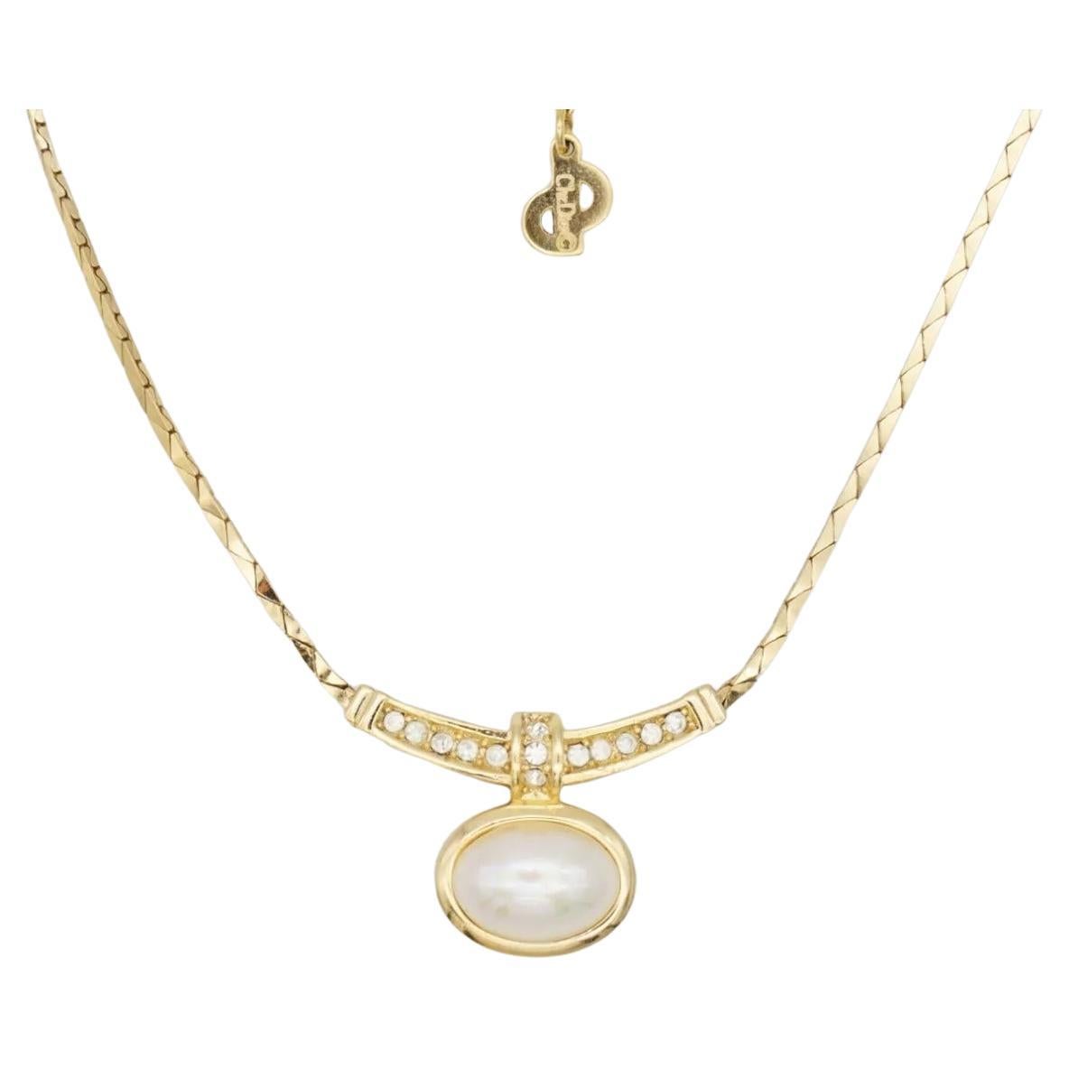 Christian Dior Vintage 1980s Large Oval White Pearl Curled Bar Crystals Drop Pendant Elegant Necklace, Gold Plated

Very excellent condition. 100% Genuine. Rare to find. Marked 'Chr.Dior (C) '.

It is around 50 years old. This is a very stylish and