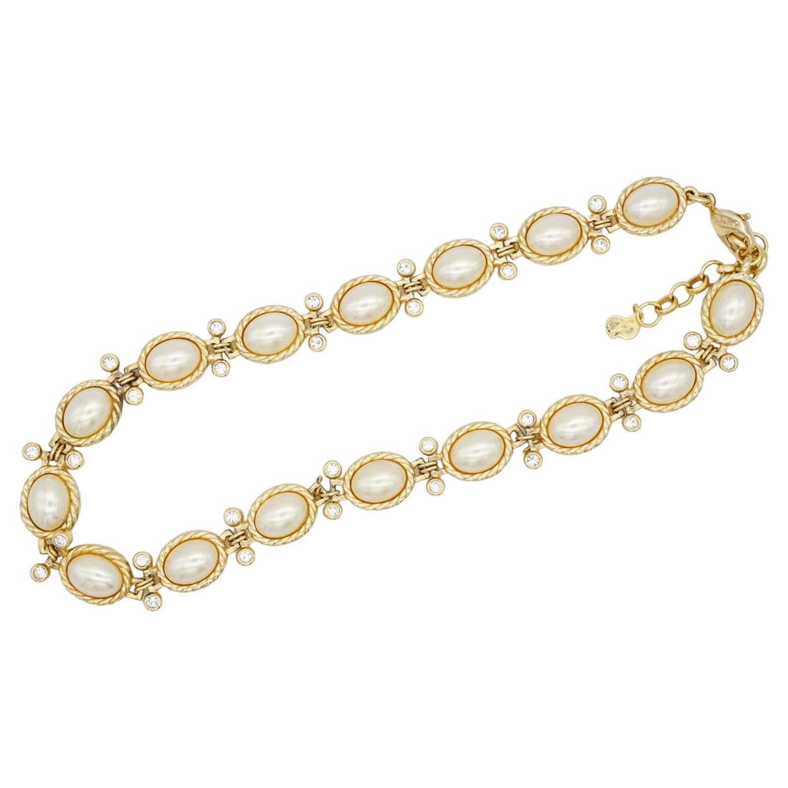 Christian Dior Vintage 1980 Collar Elegante de Perlas Ovaladas Blancas Brillantes Cristales entrelazados, Chapado en Oro

Muy buen estado. Muy nuevo. Sin arañazos ni pérdida de color. 100% original. 

Muy bonito y de excelente calidad. Colección de