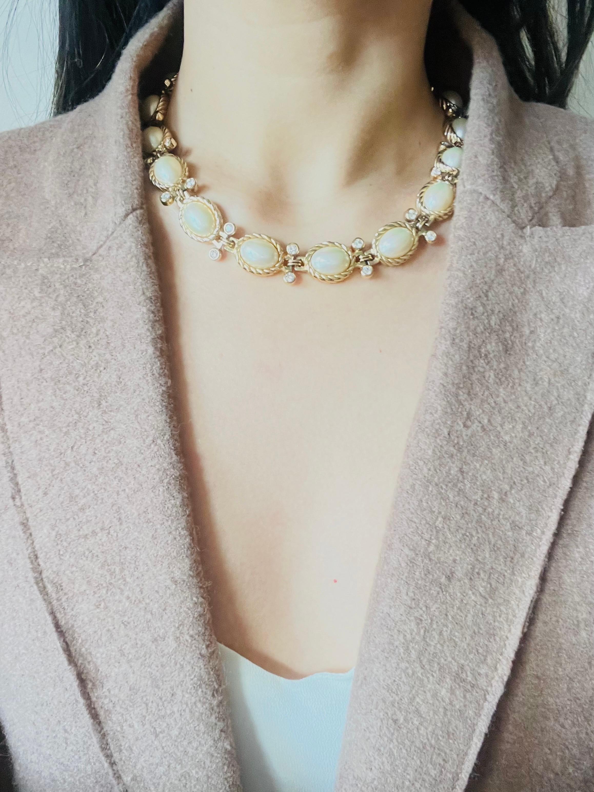 Christian Dior Vintage 1980 Gran Collar Ovalado de Perlas Blancas y Cristales Brillantes en venta 1