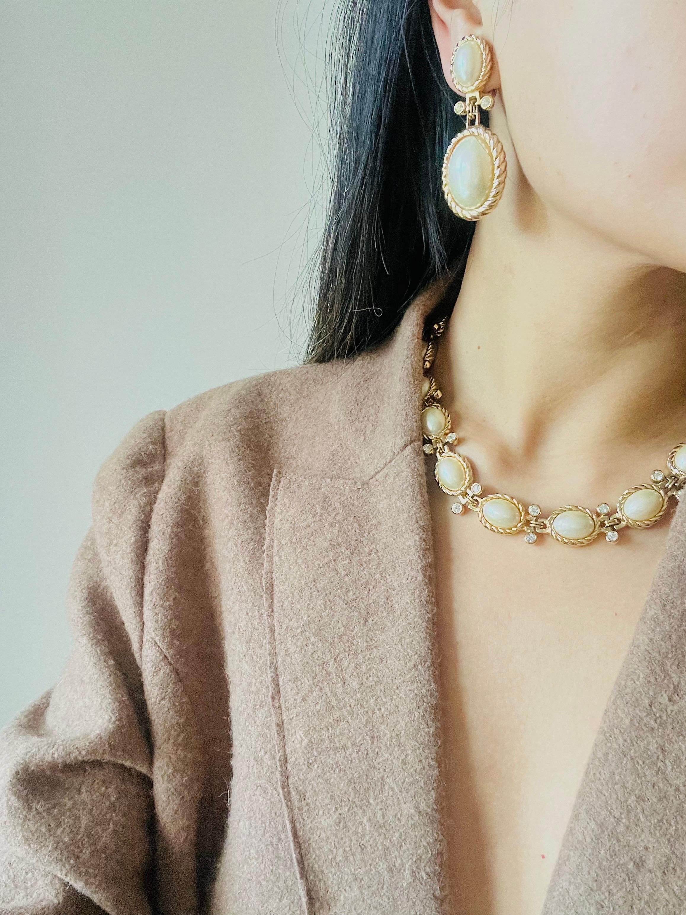 Christian Dior Vintage 1980 Gran Collar Ovalado de Perlas Blancas y Cristales Brillantes en venta 2